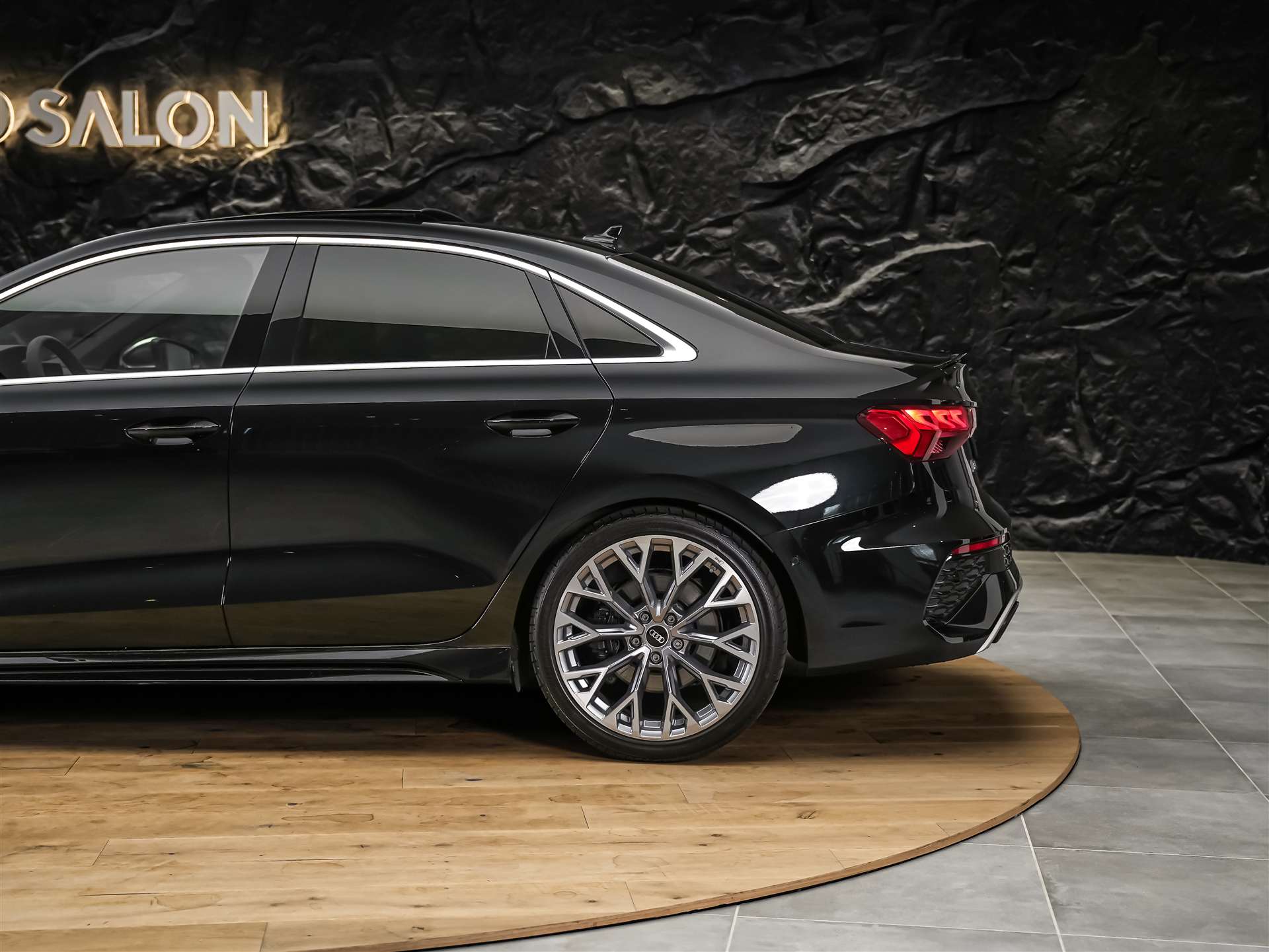 AUDI RS3 Limousine 2.5 TSI quattro S-tronic *Head Up*Panorama*Bang&Olufsen*-image-18