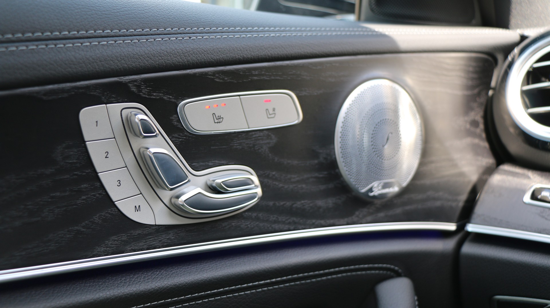 MERCEDES-BENZ E 250 AMG Line-image-11