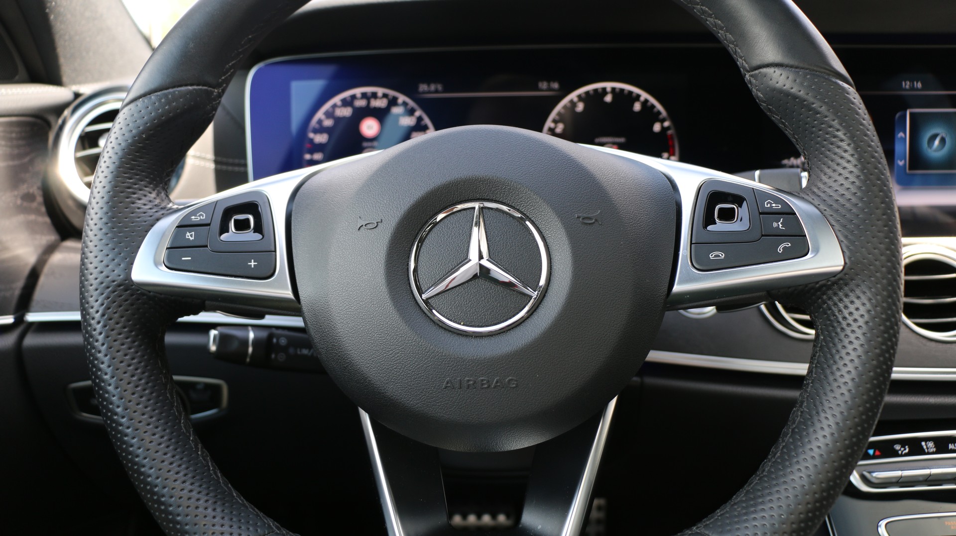 MERCEDES-BENZ E 250 AMG Line-image-10