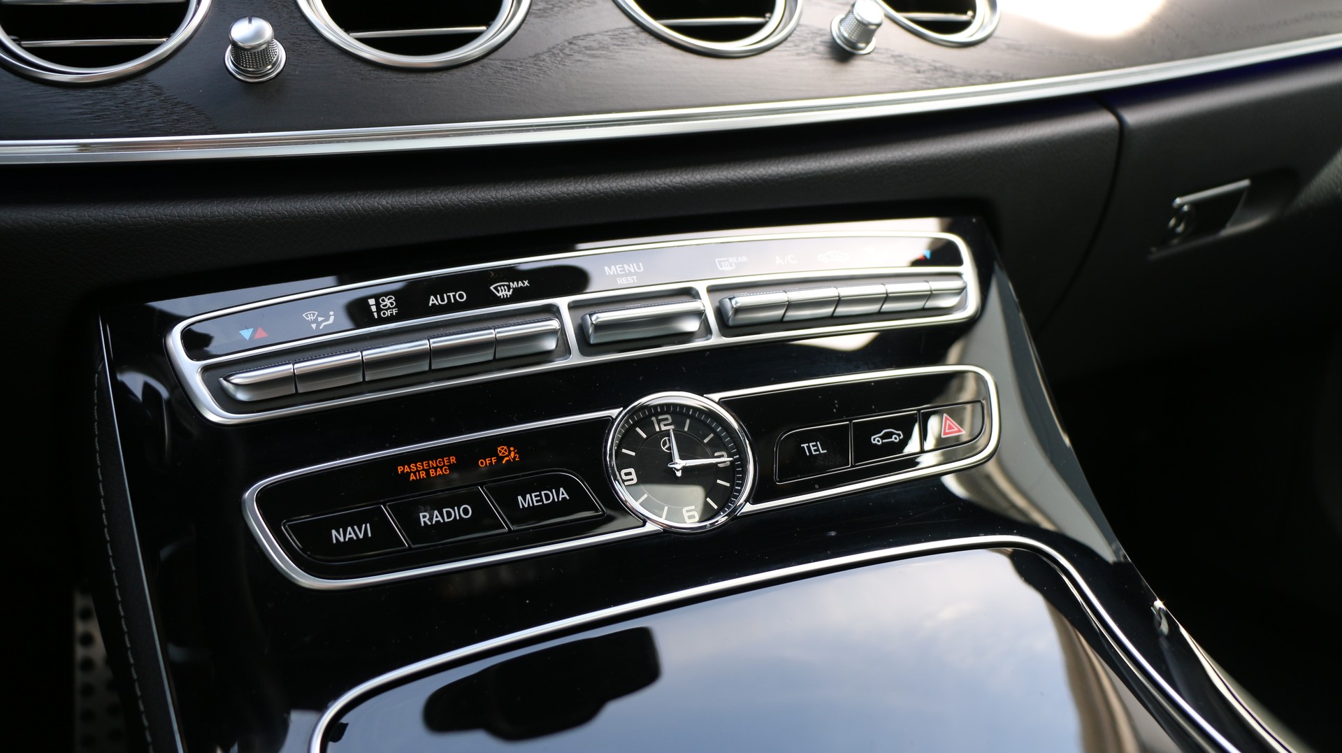 MERCEDES-BENZ E 250 AMG Line-image-13