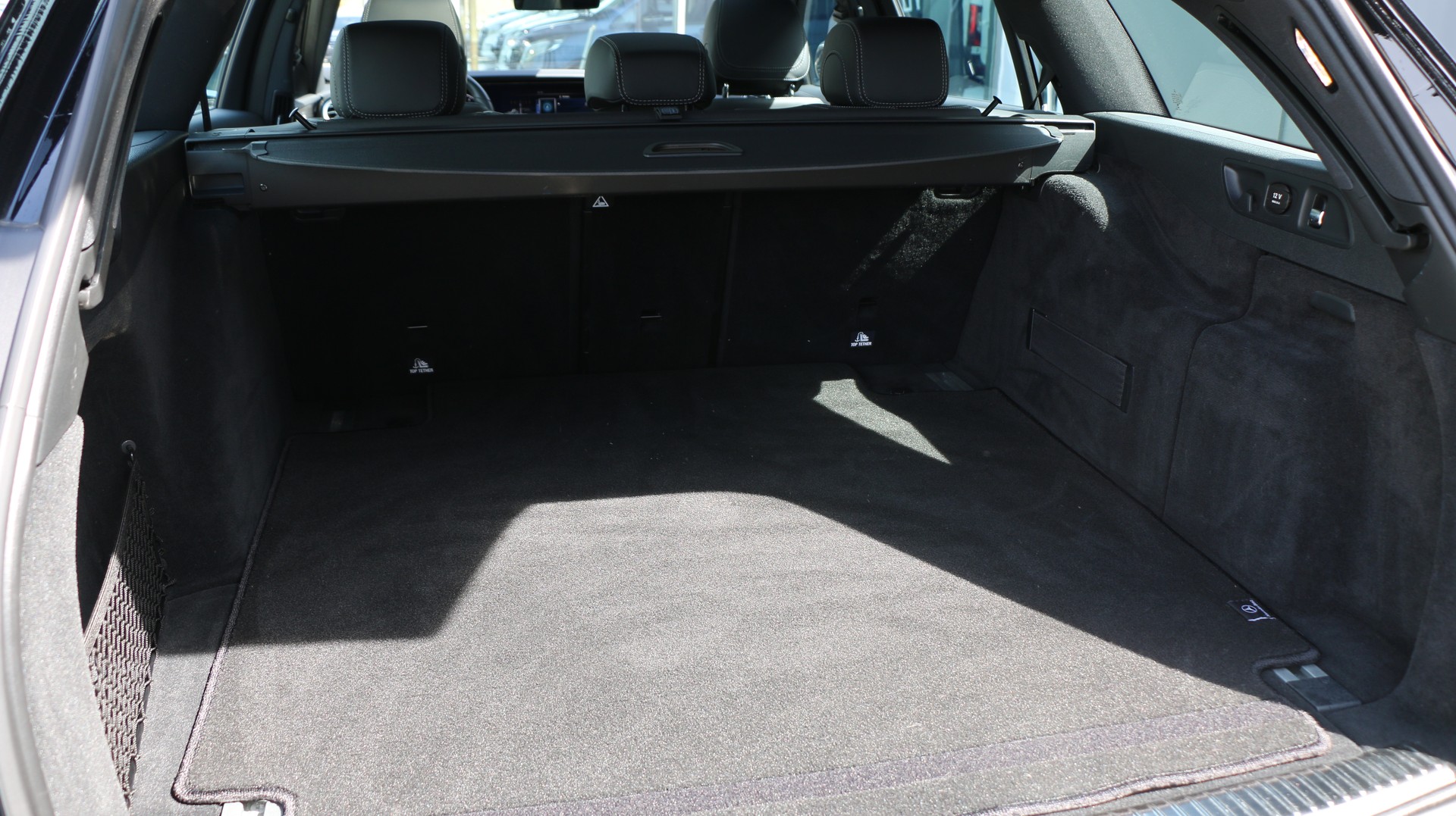 MERCEDES-BENZ E 250 AMG Line-image-9