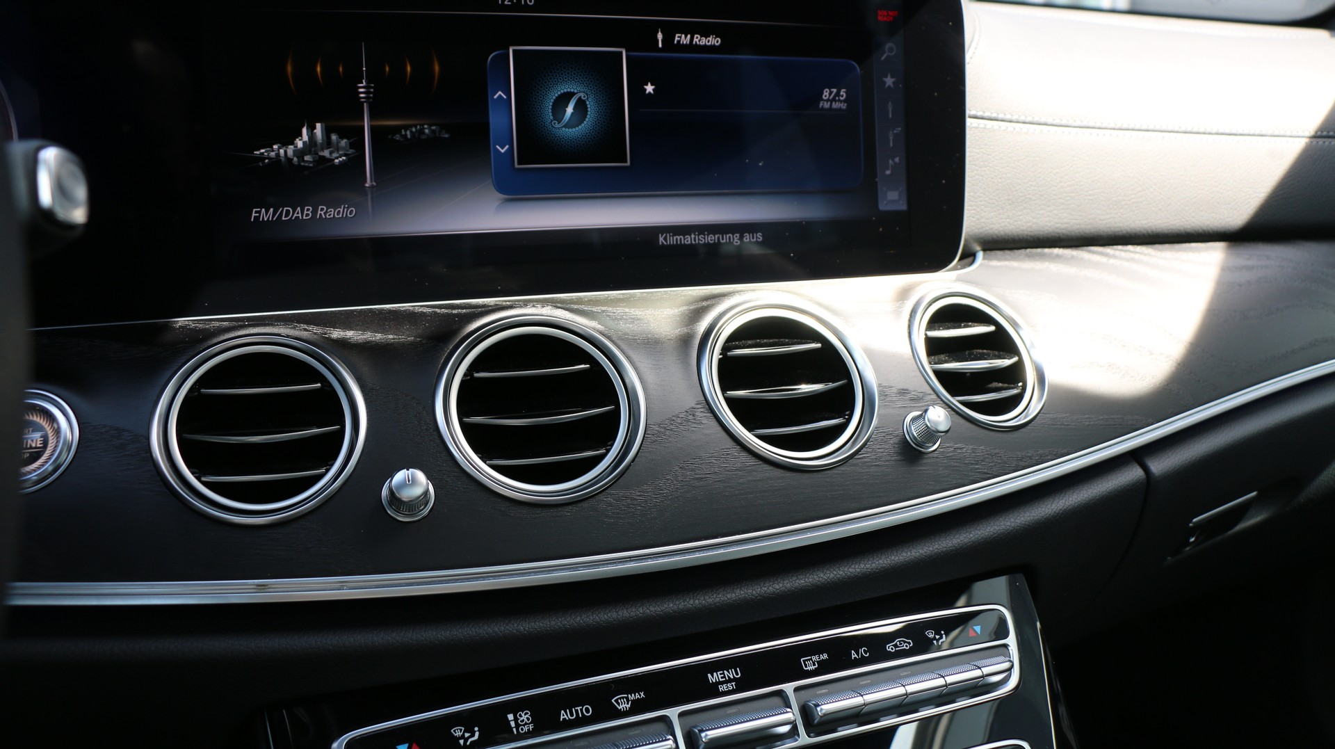 MERCEDES-BENZ E 250 AMG Line-image-14