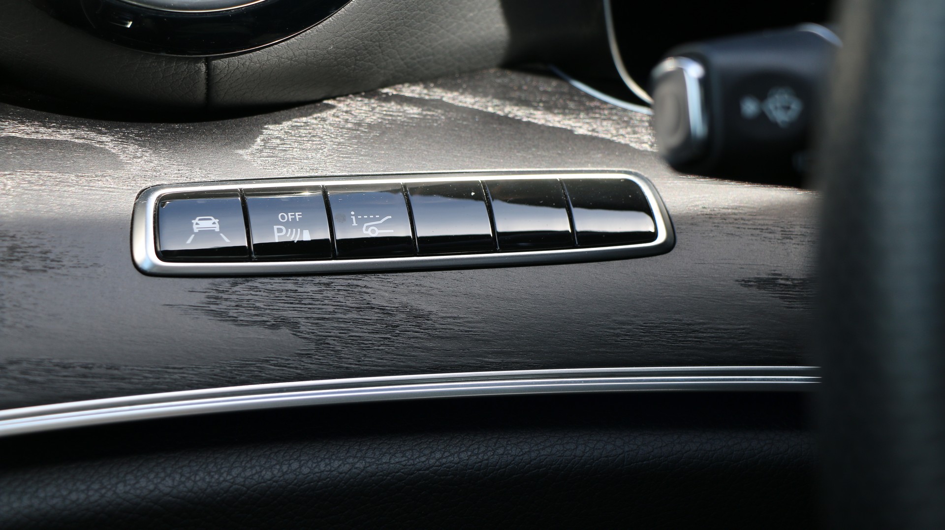 MERCEDES-BENZ E 250 AMG Line-image-12