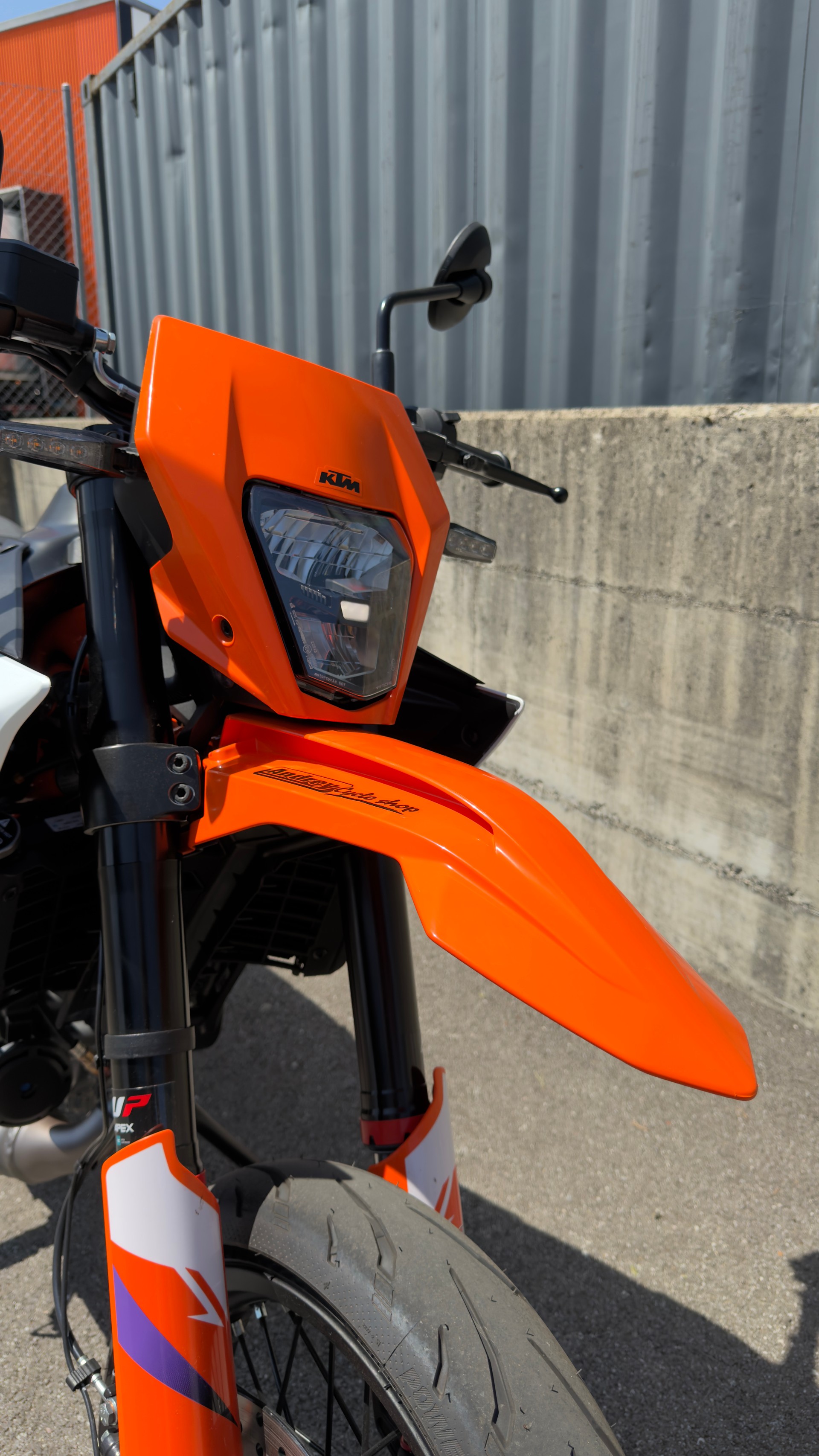 KTM 390 SMC R-showroom-element-3