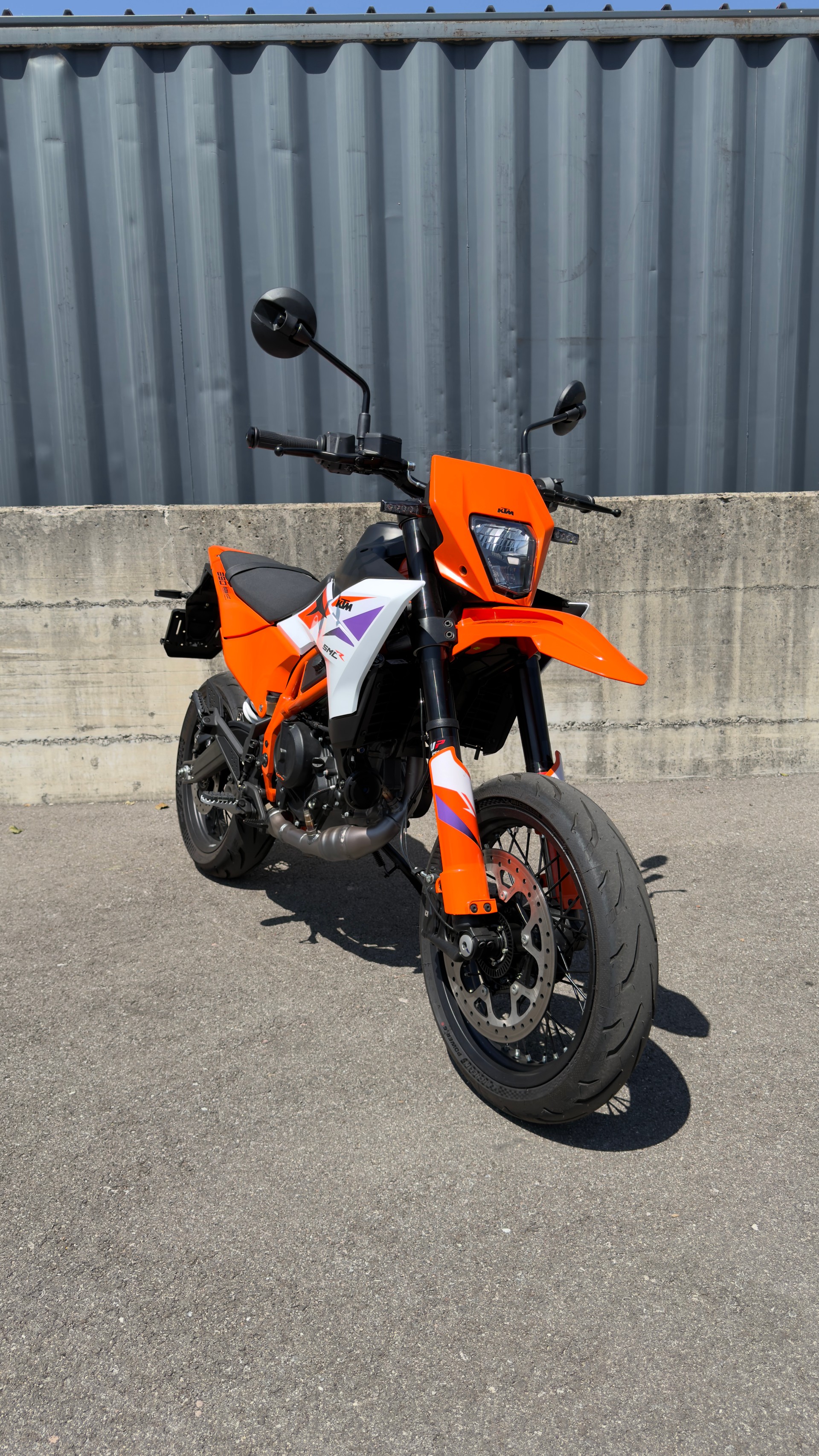 KTM 390 SMC R-showroom-element-1