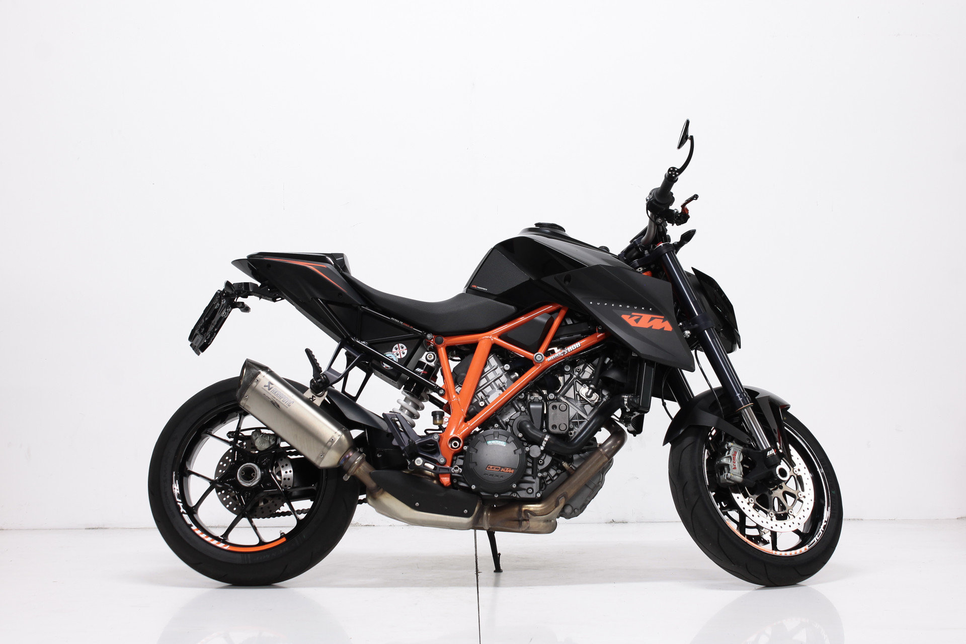 KTM 1290 Super Duke R-showroom-element-1