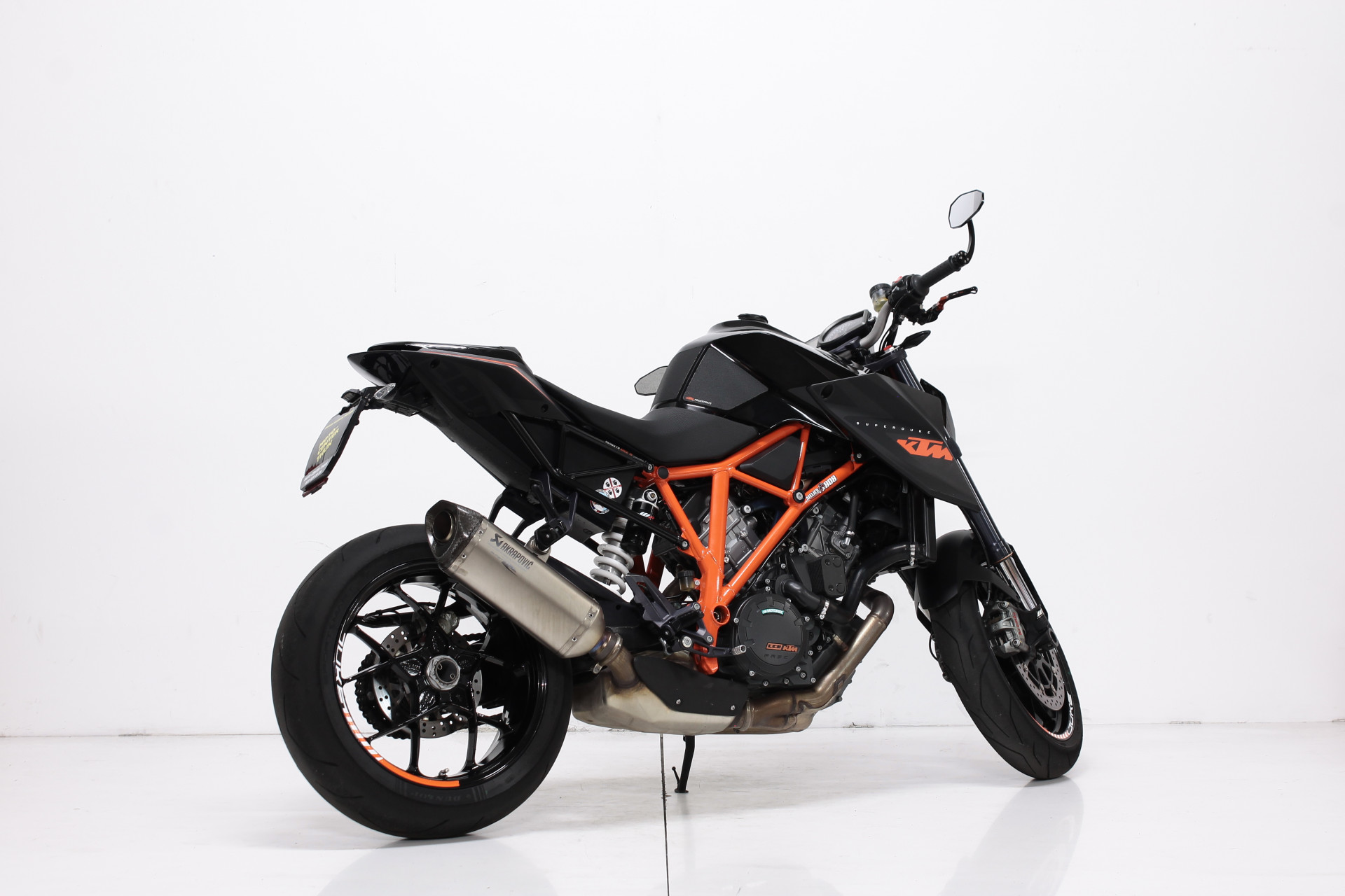 KTM 1290 Super Duke R-showroom-element-2