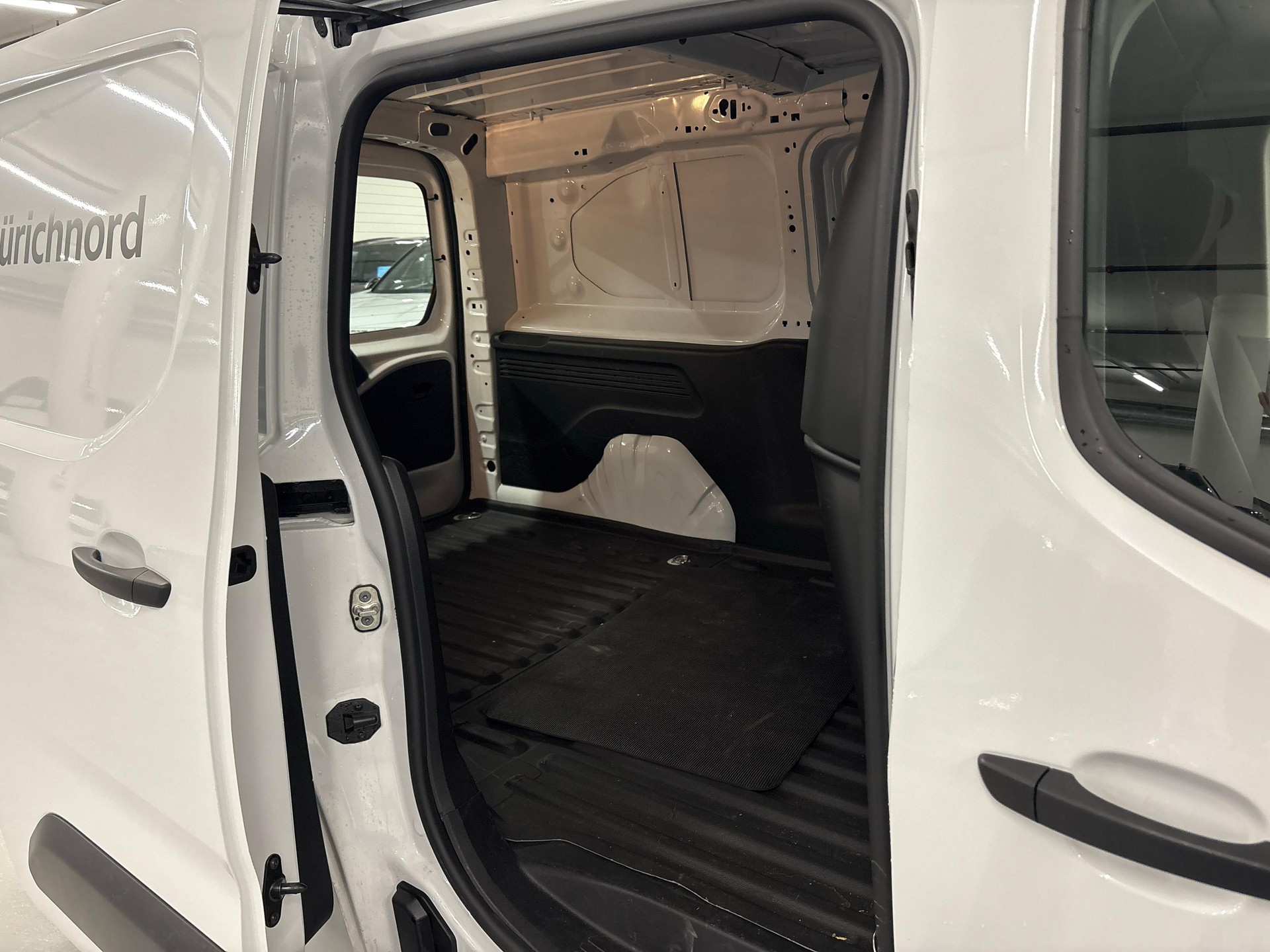 PEUGEOT e-Partner Kaw. 800 Long 50 kWh Premium-image-13