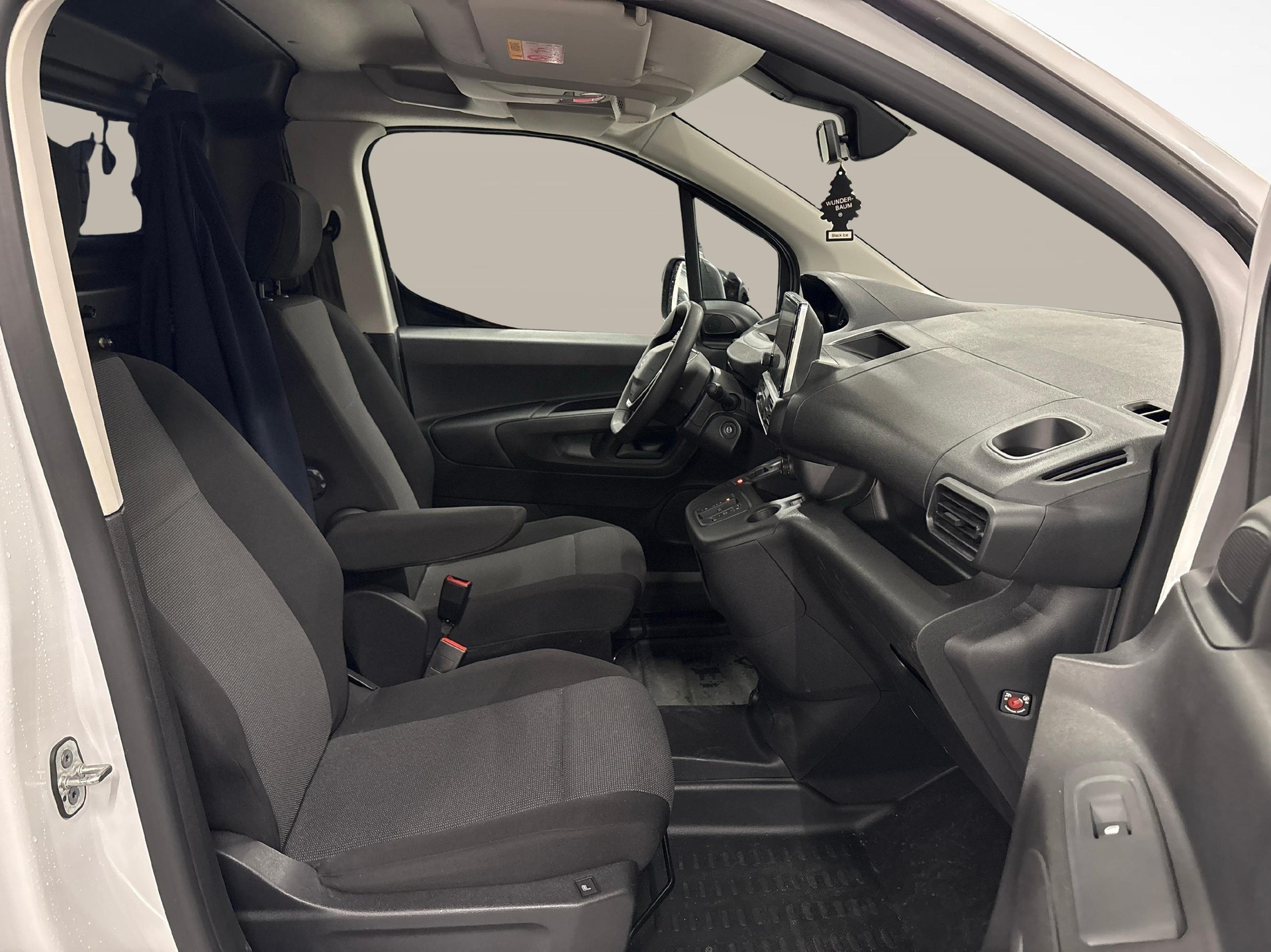 PEUGEOT e-Partner Kaw. 800 Long 50 kWh Premium-image-12