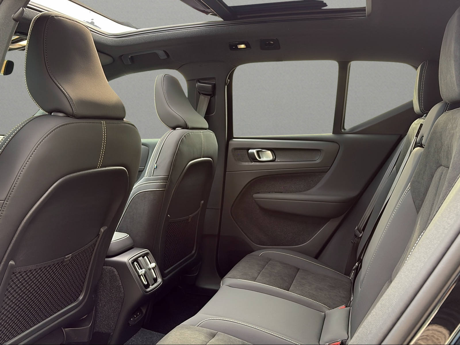 VOLVO XC40 B4 Benzin Mild Hybrid Ultra Black Edition DCT-image-5