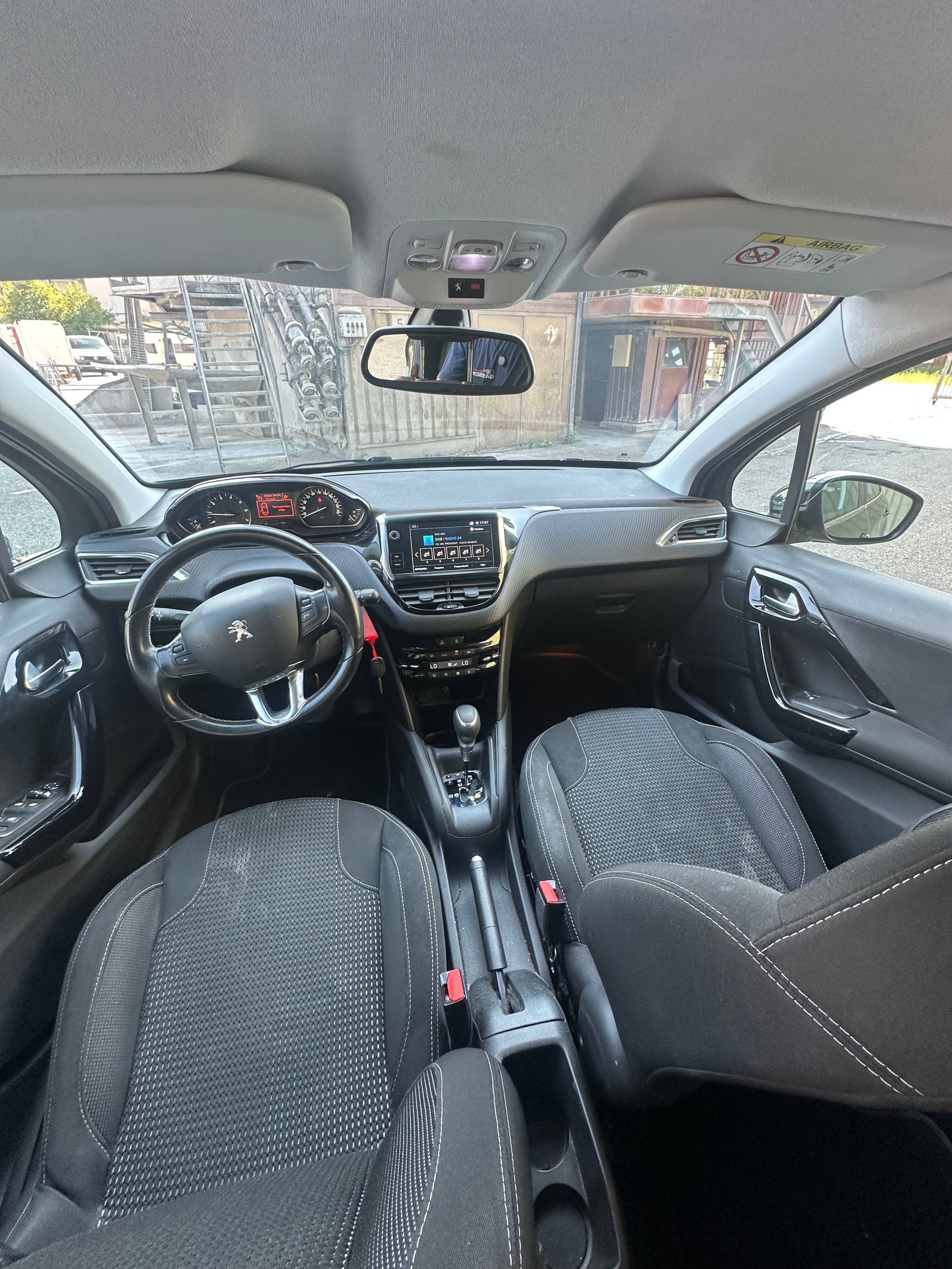 PEUGEOT 208 1.2 PureTech Active EAT6-image-7