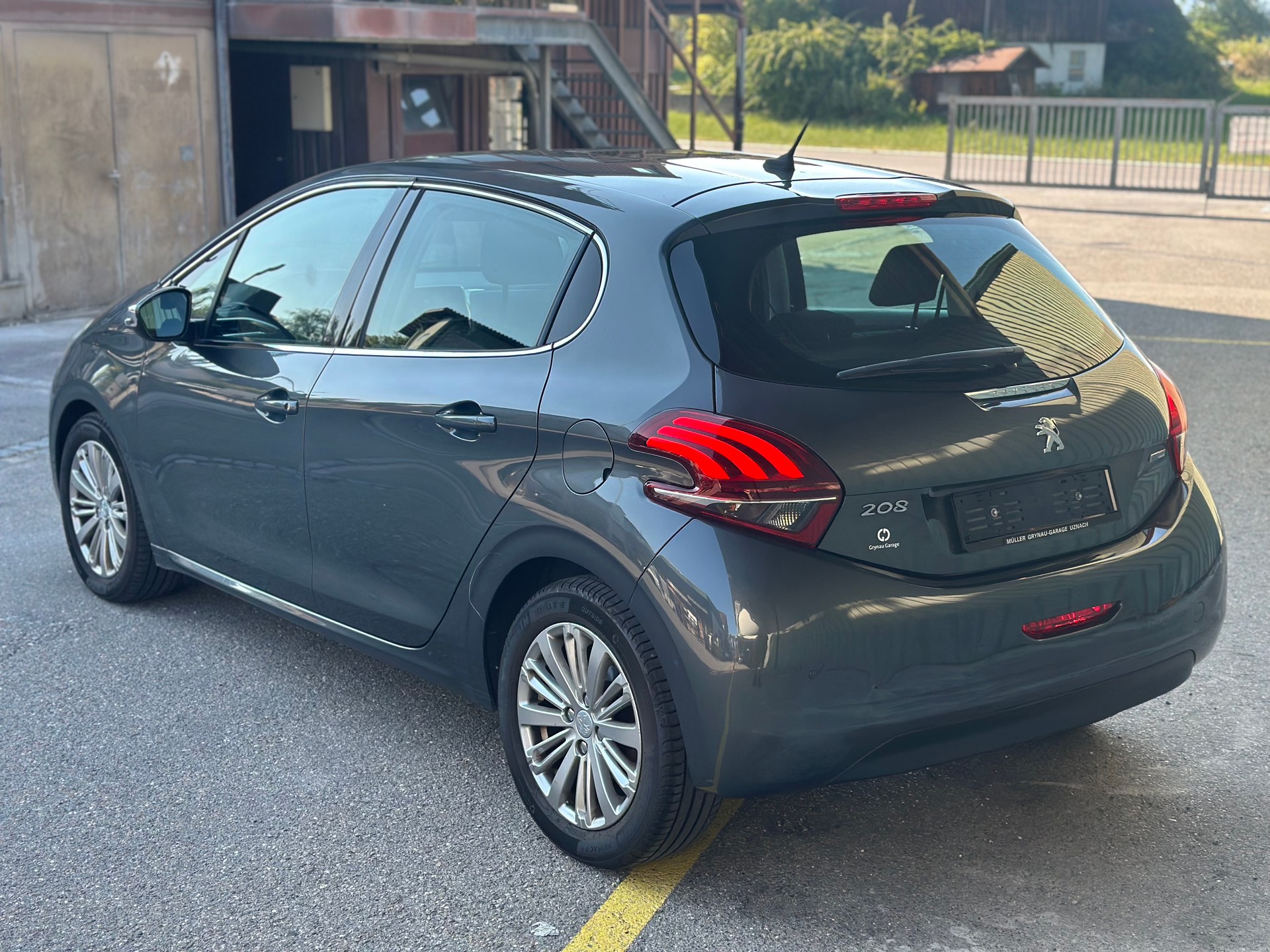 PEUGEOT 208 1.2 PureTech Active EAT6-image-2