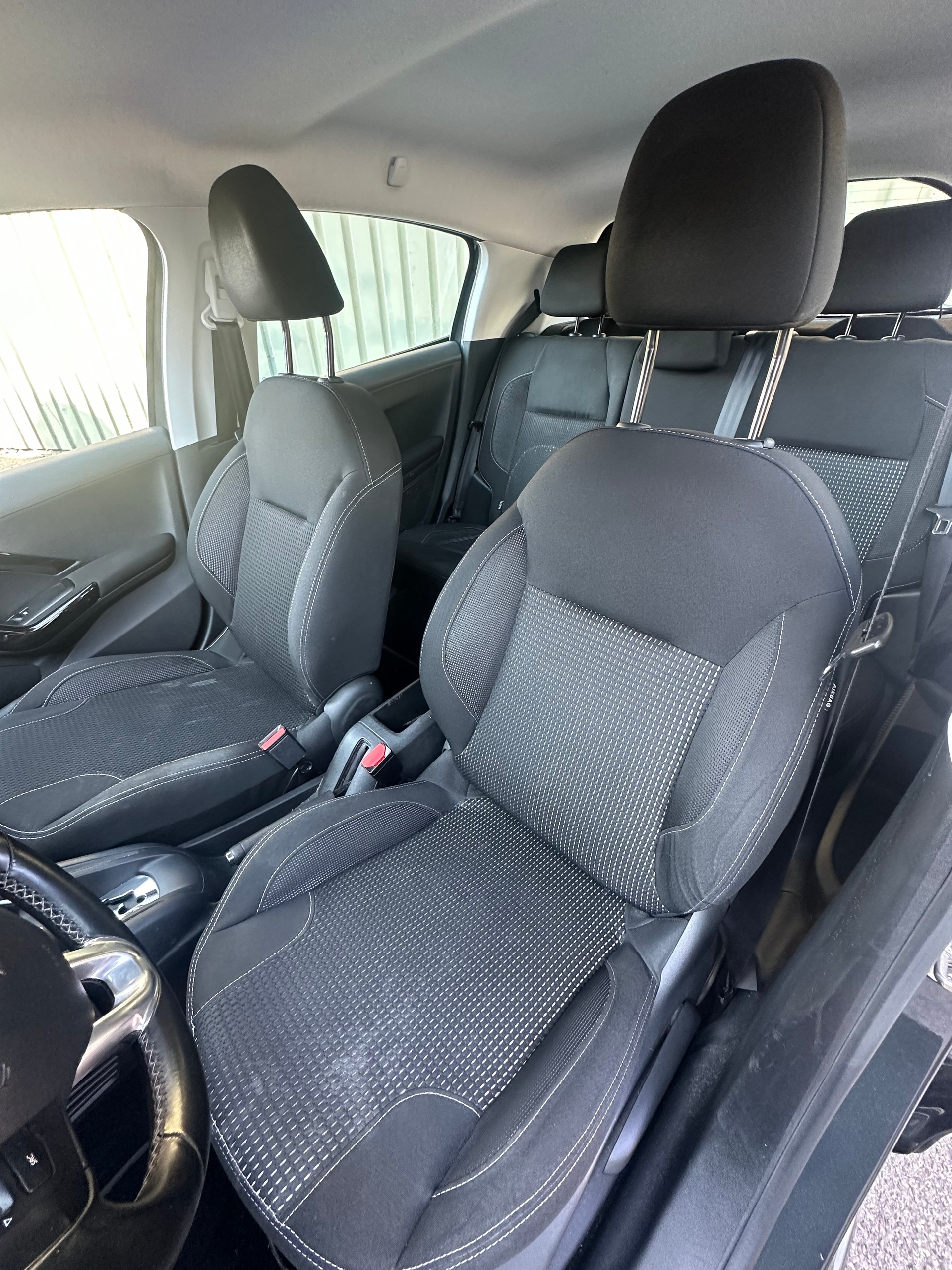 PEUGEOT 208 1.2 PureTech Active EAT6-image-8