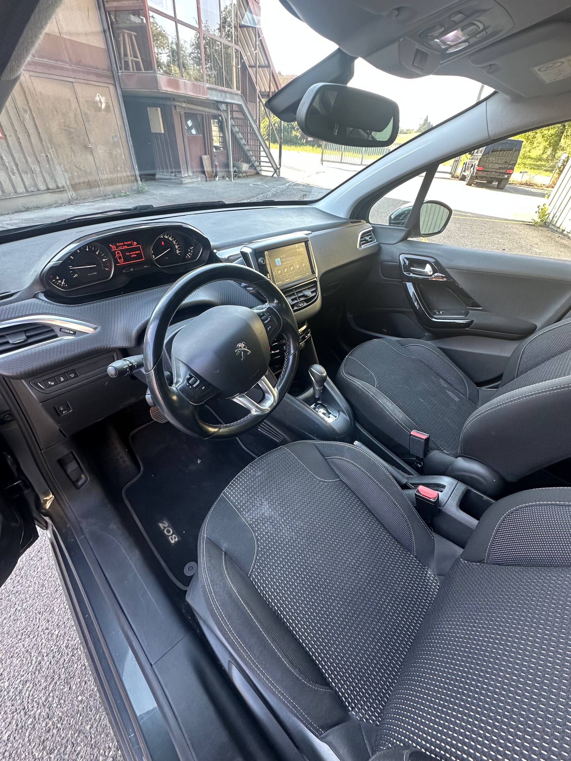 PEUGEOT 208 1.2 PureTech Active EAT6-image-6