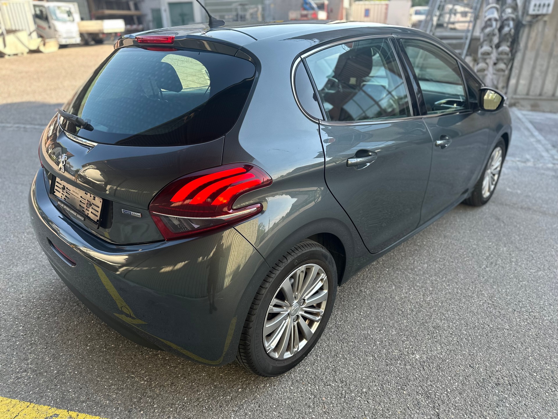 PEUGEOT 208 1.2 PureTech Active EAT6-image-3