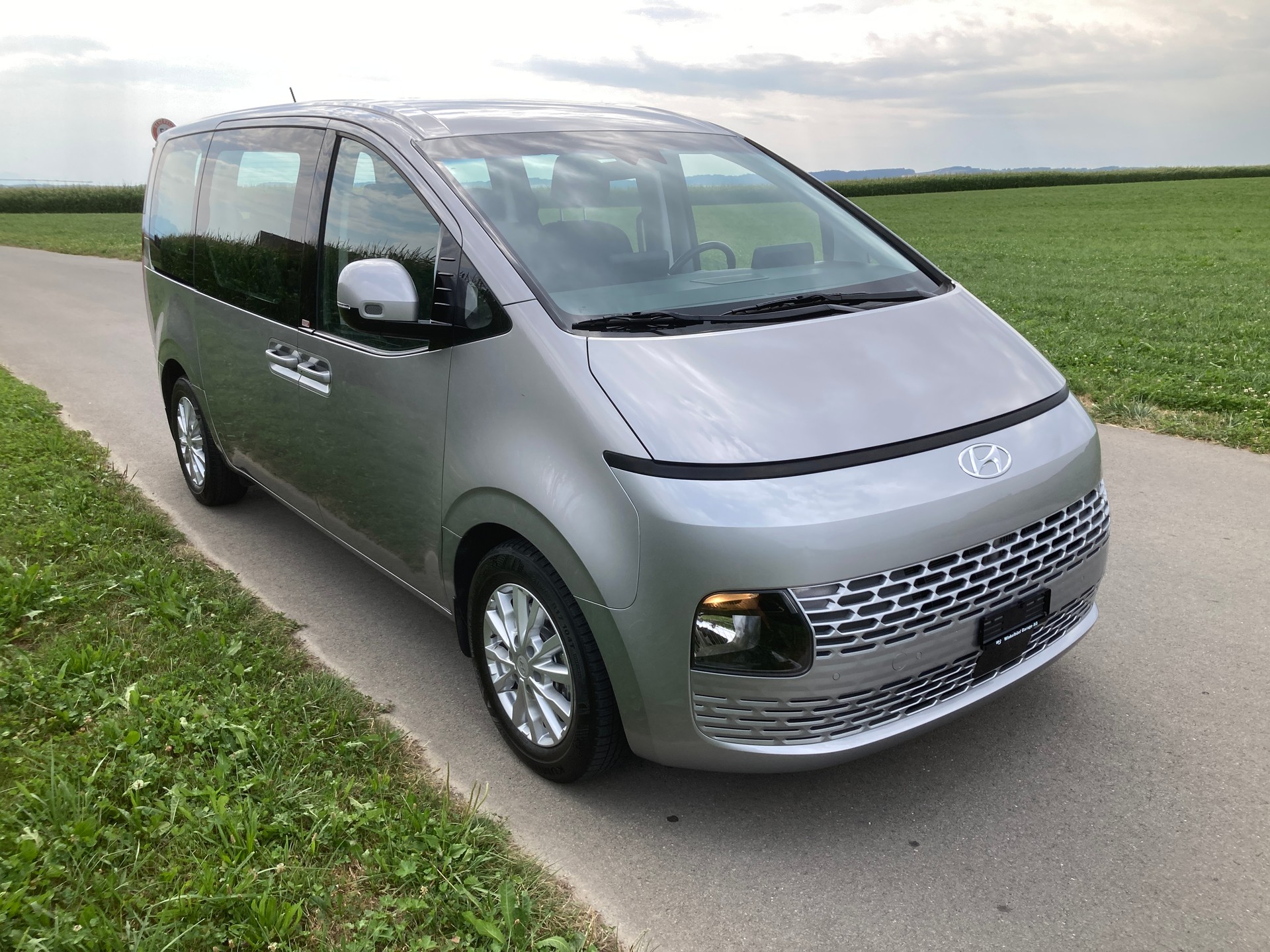 HYUNDAI Staria Premium 2.2 CRDi Amplia 4WD A 9 Sitzer-image-1