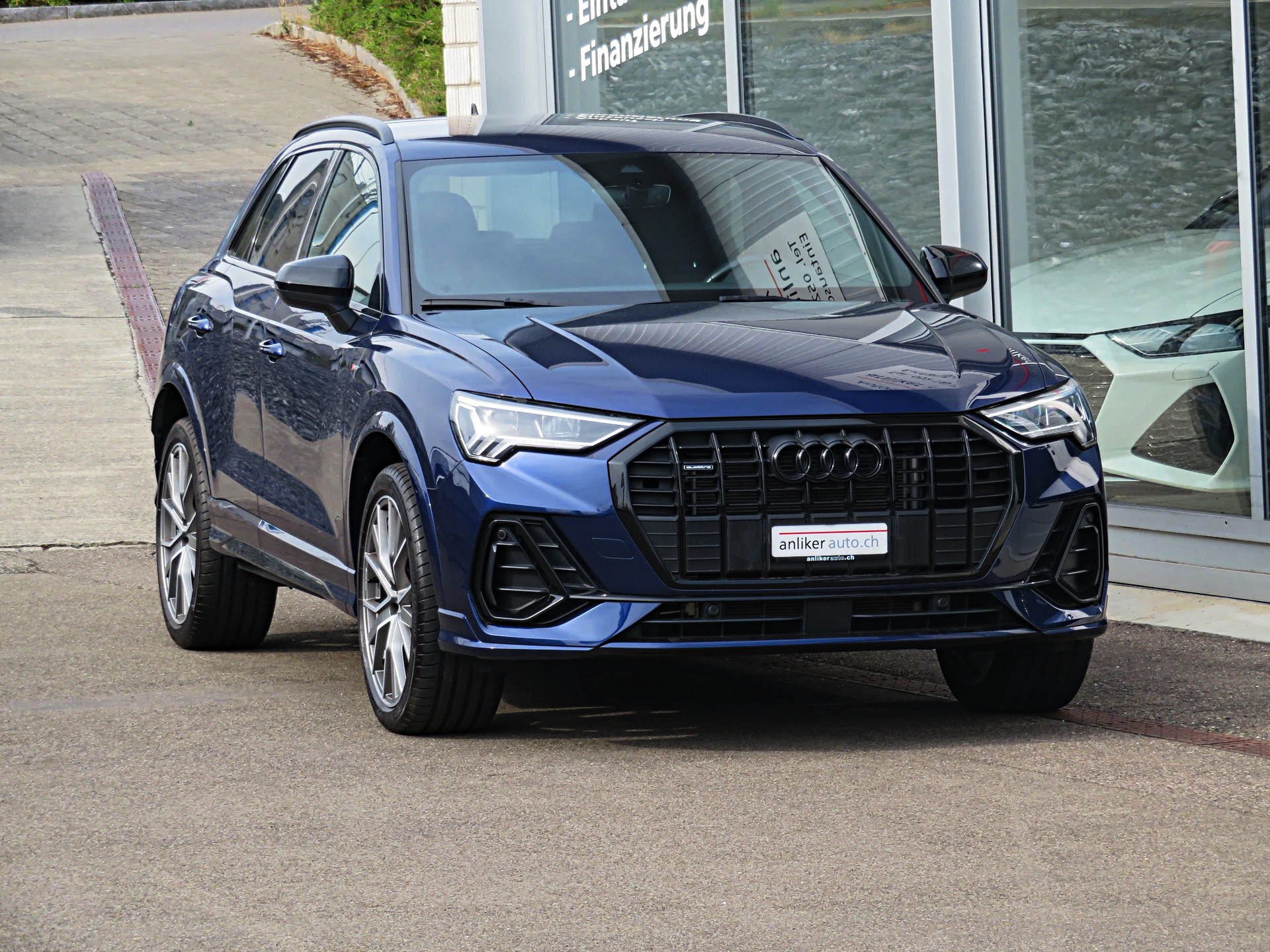 AUDI Q3 40 TFSI S line quattro S-tronic-image-1