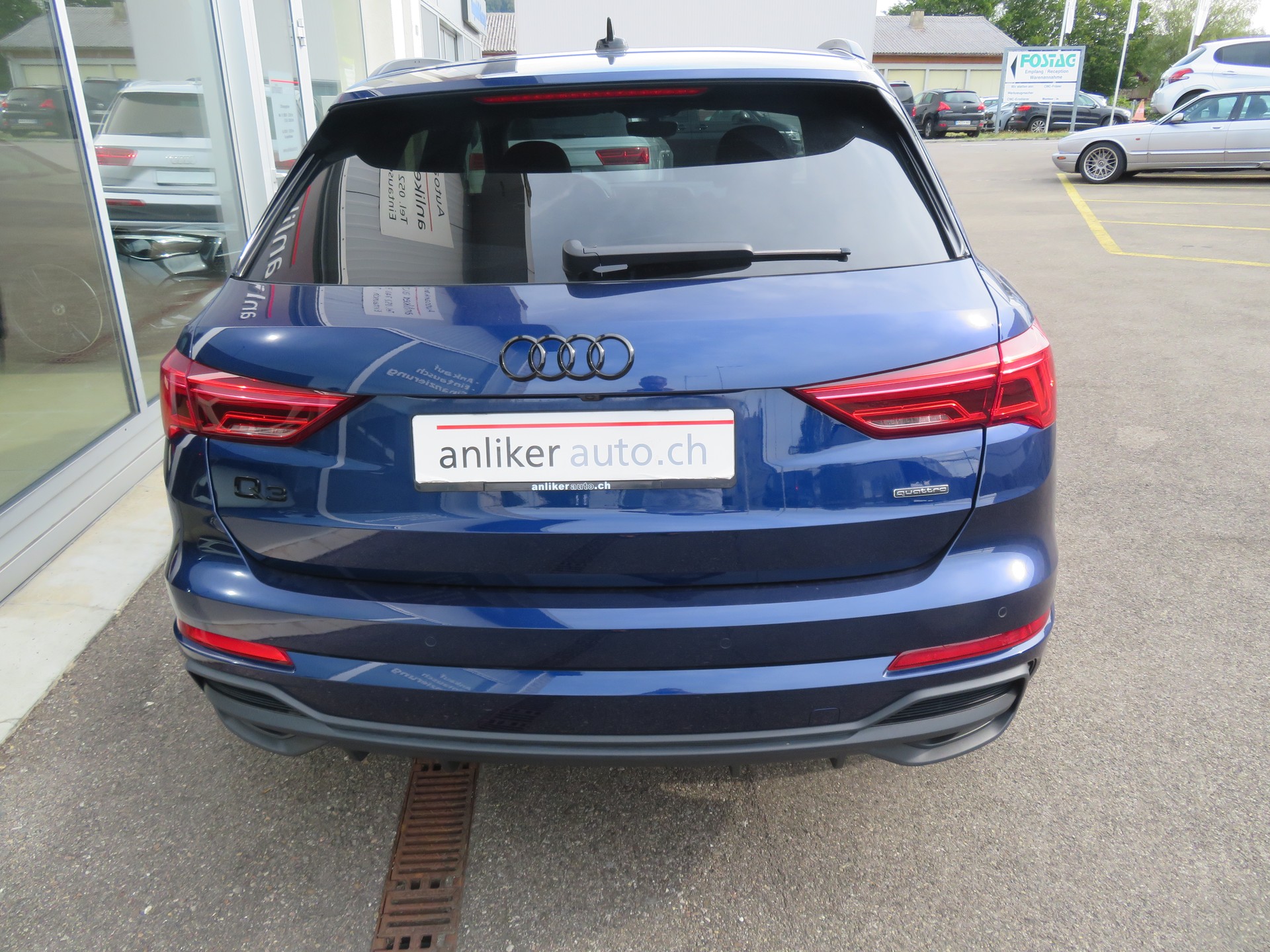AUDI Q3 40 TFSI S line quattro S-tronic-image-2