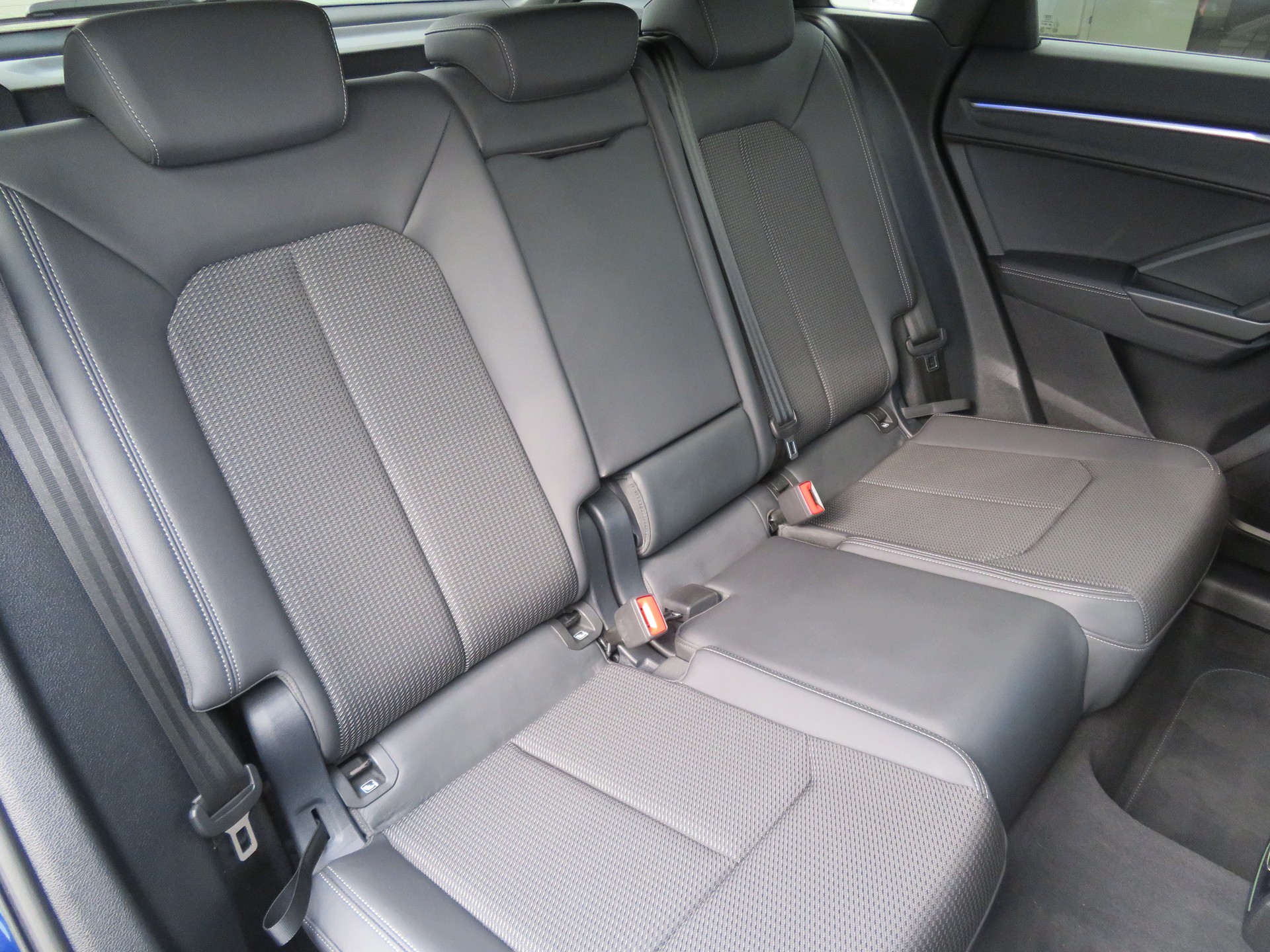 AUDI Q3 40 TFSI S line quattro S-tronic-image-12