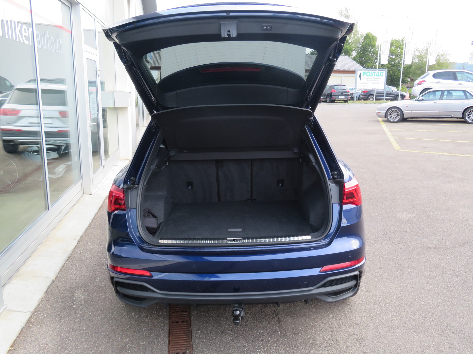 AUDI Q3 40 TFSI S line quattro S-tronic-image-3