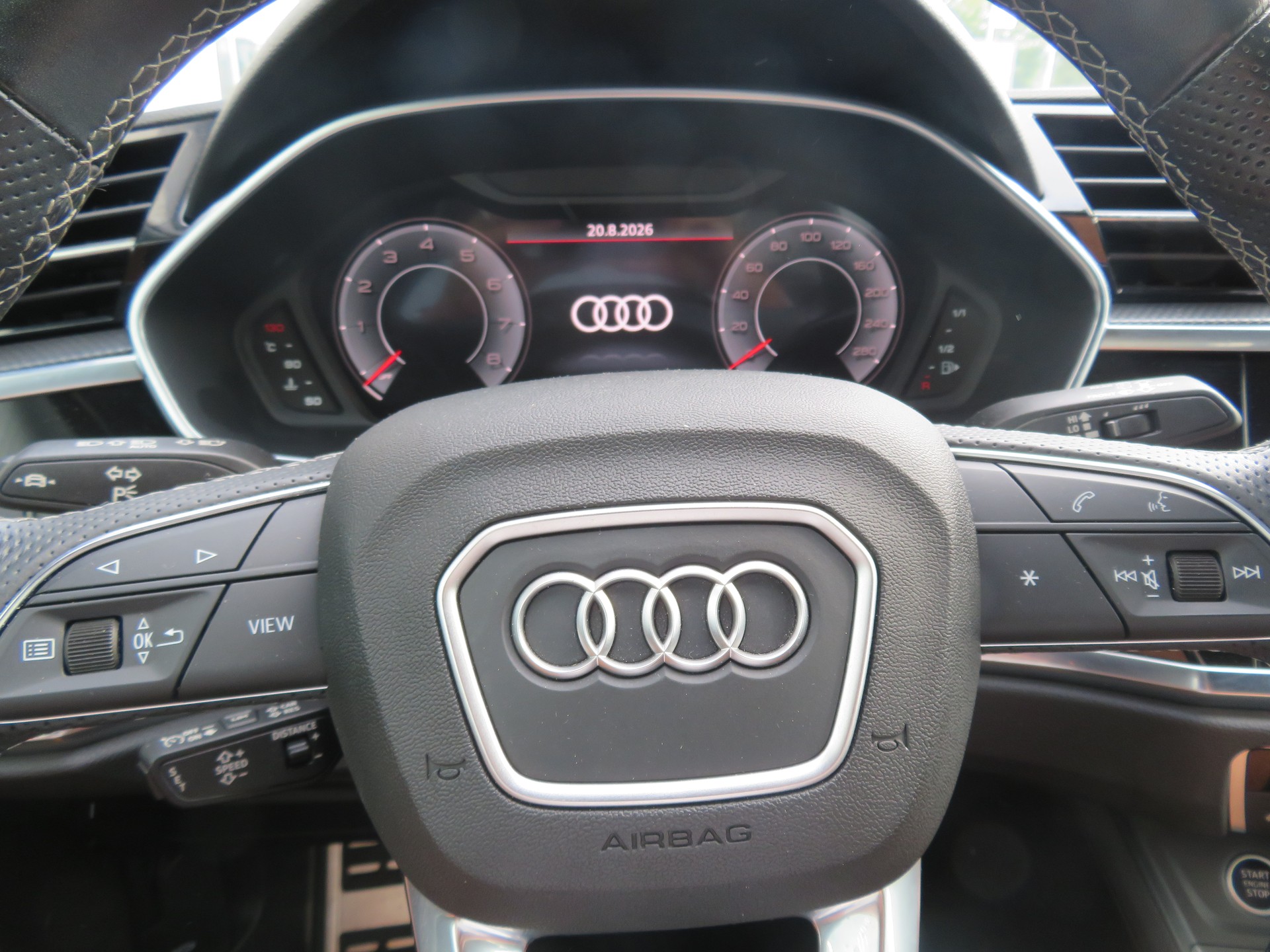 AUDI Q3 40 TFSI S line quattro S-tronic-image-6
