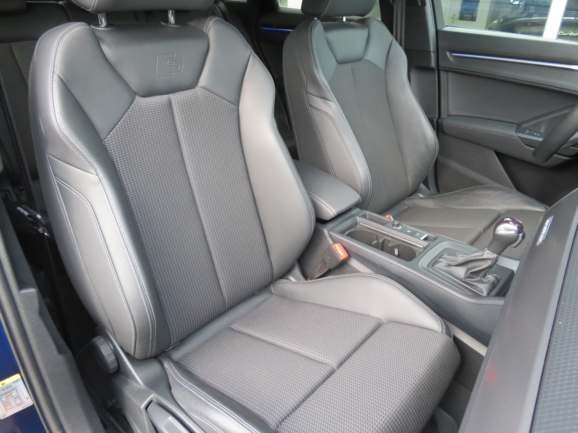 AUDI Q3 40 TFSI S line quattro S-tronic-image-11