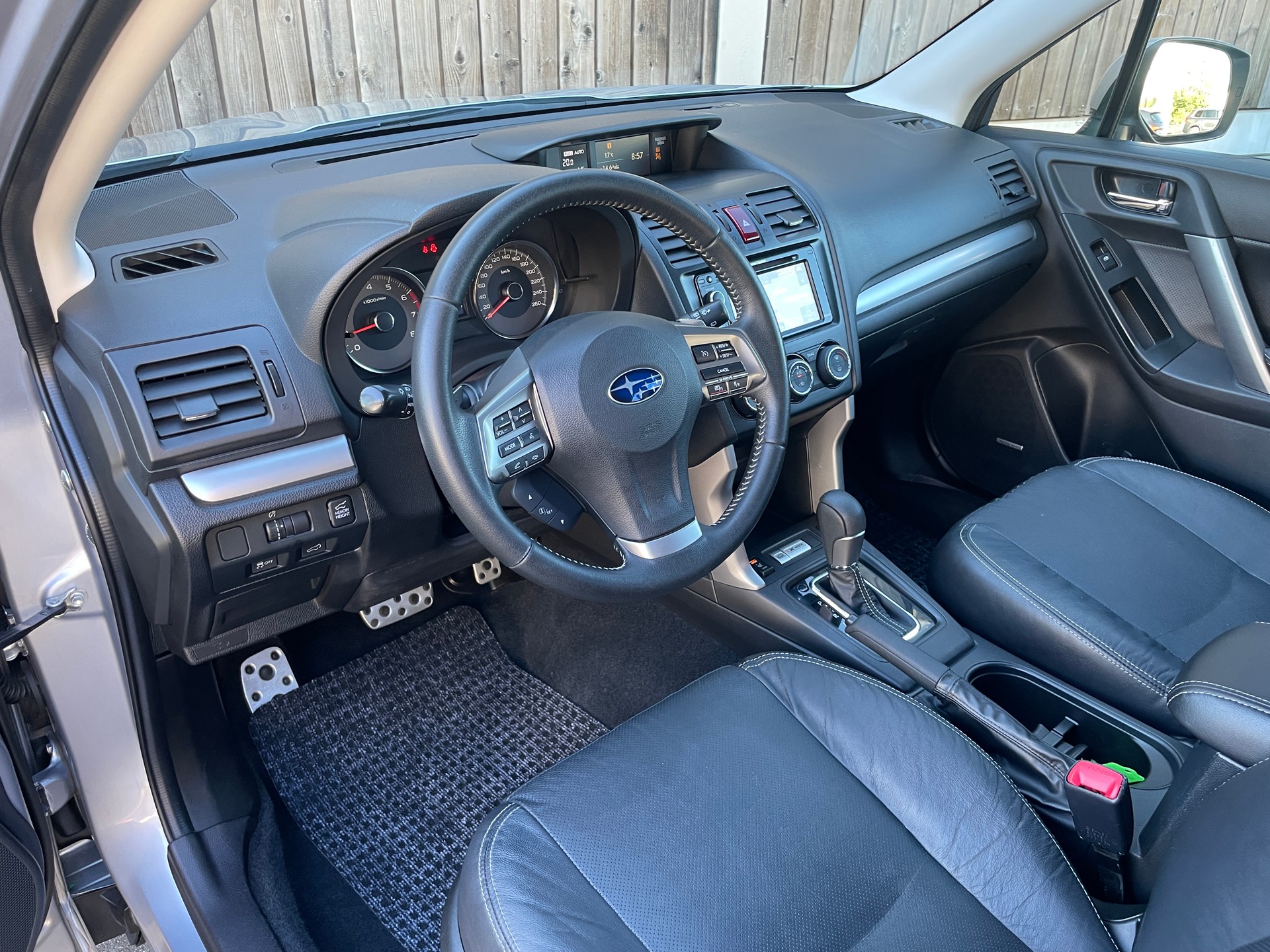 SUBARU Forester 2.0XT Luxury Lineartronic-image-12