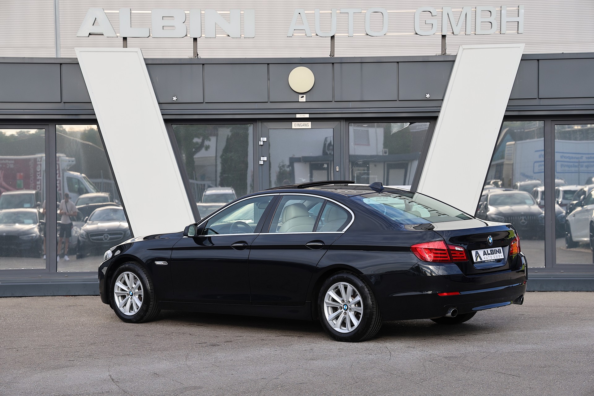 BMW 535i xDrive-showroom-element-3