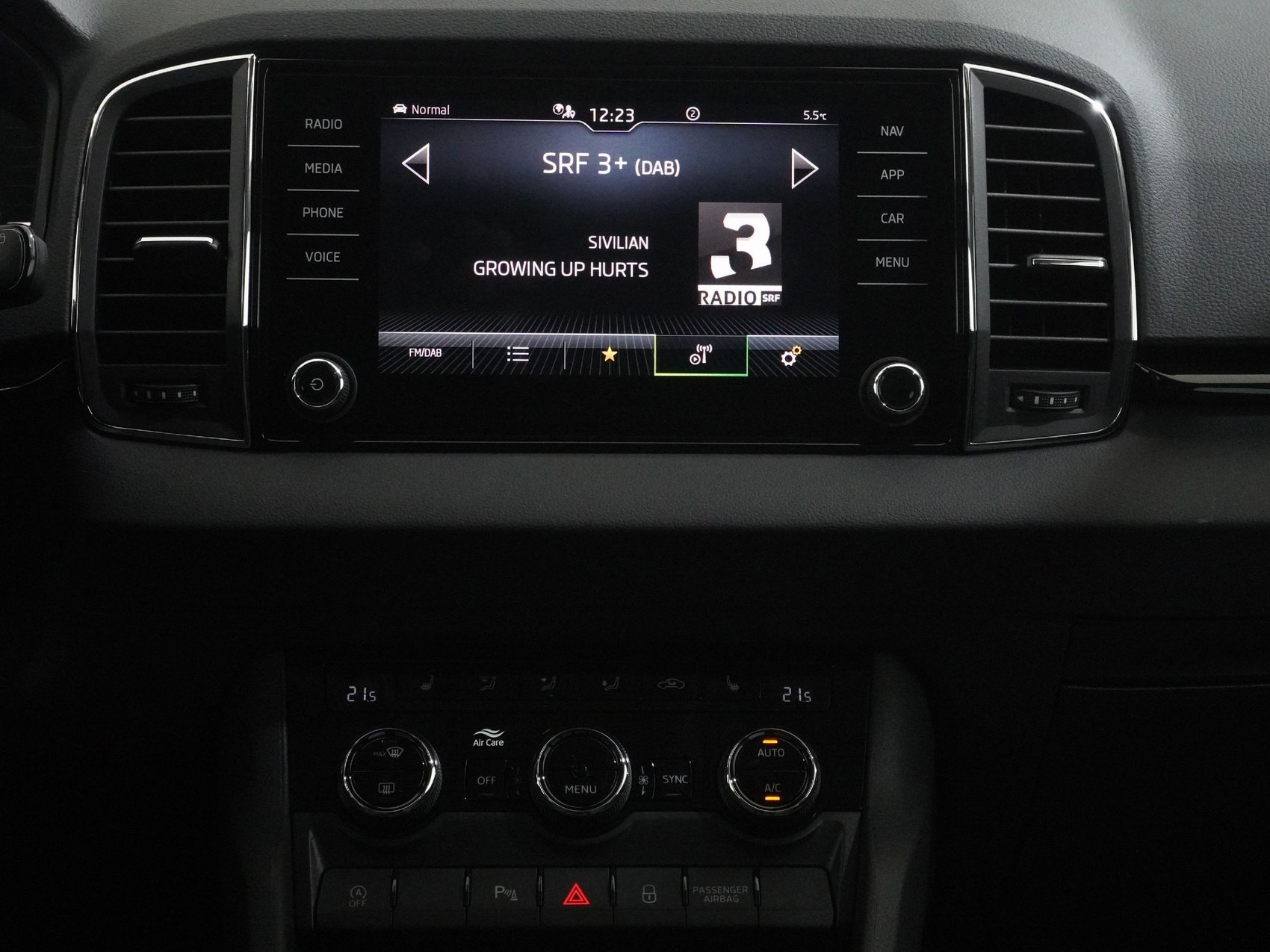 SKODA Karoq 2.0 TDI Selection-Lodge 4x4 DSG-image-14