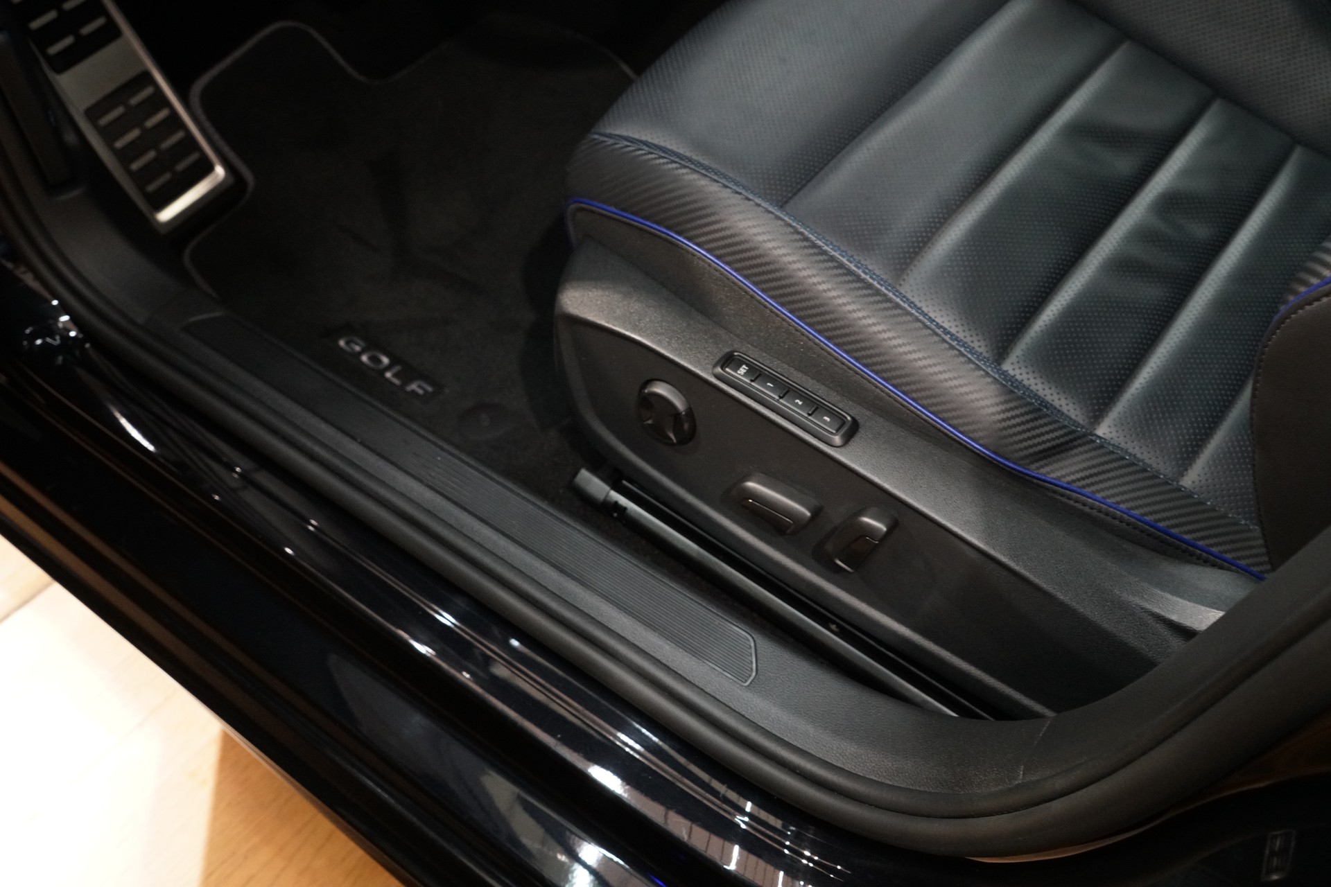 VW Golf 2.0 TSI R DSG 4Motion Akrapovič-image-21