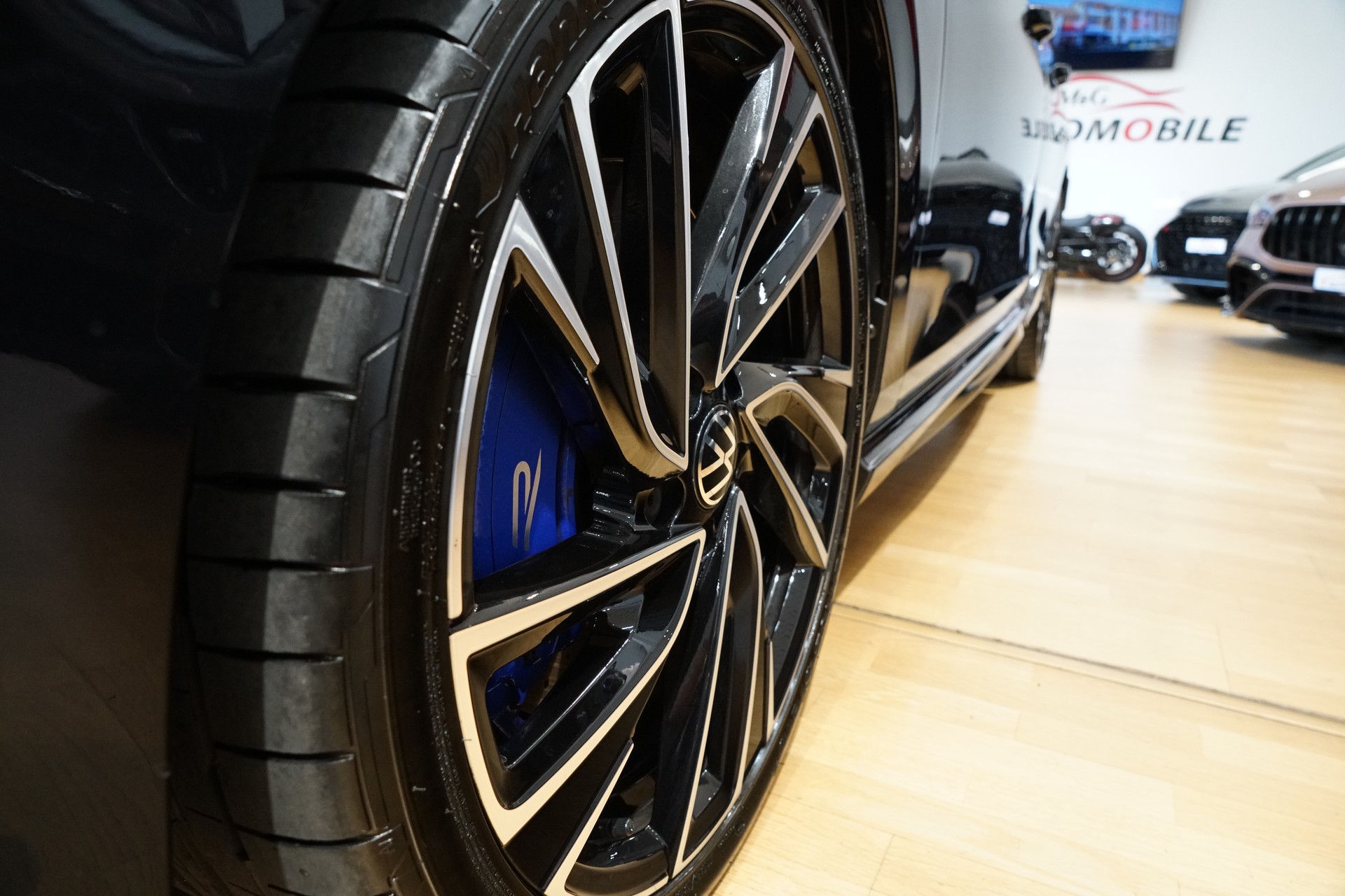 VW Golf 2.0 TSI R DSG 4Motion Akrapovič-image-3
