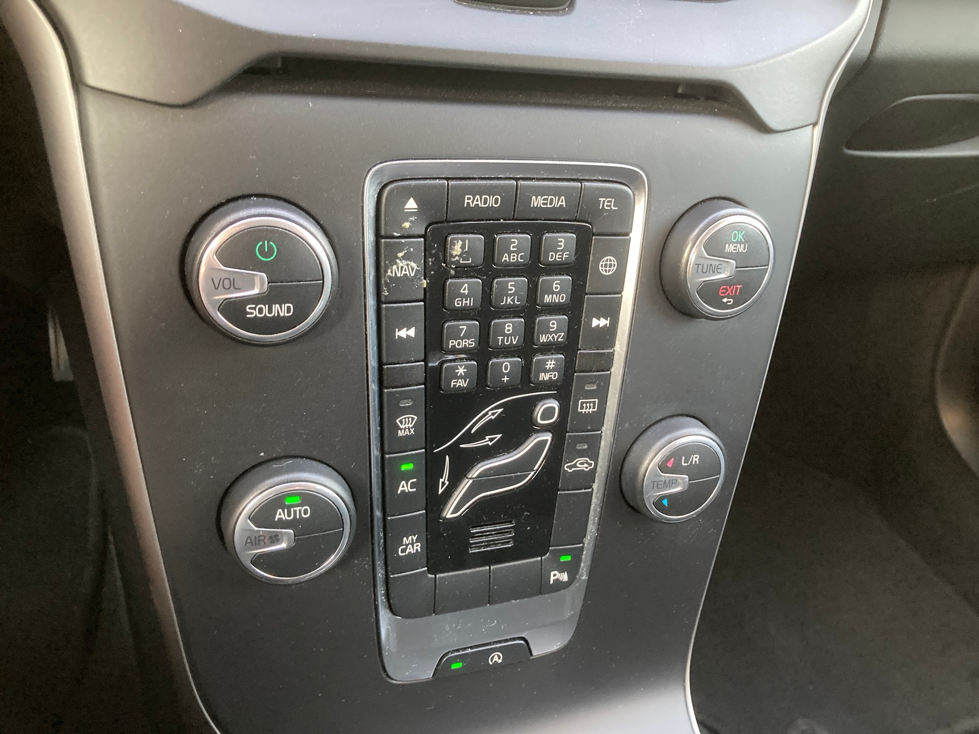 VOLVO V40 D2-image-12