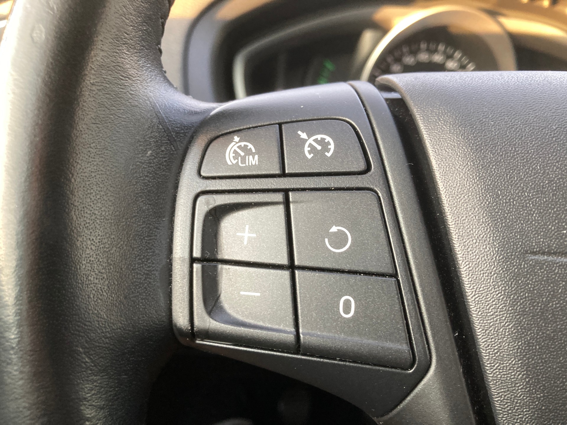 VOLVO V40 D2-image-10