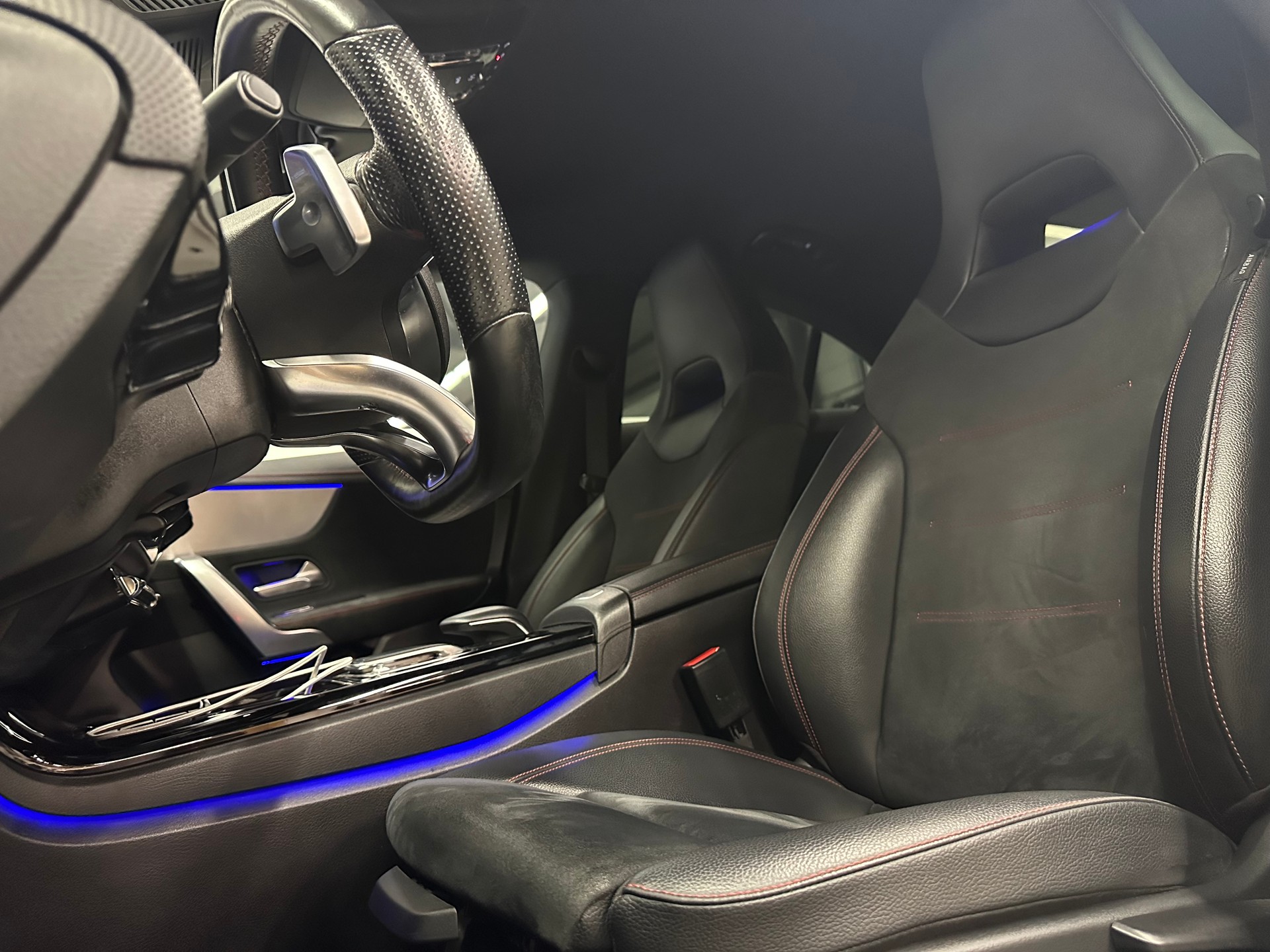 MERCEDES-BENZ CLA 200 AMG Line 7G-DCT-image-4