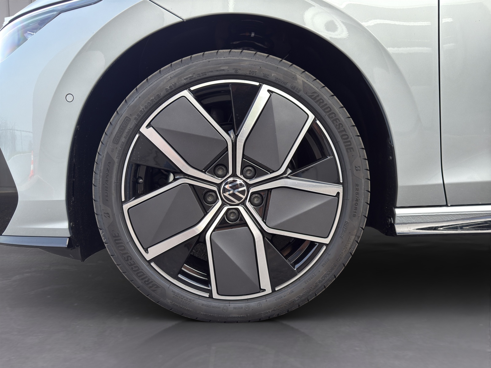 VW Golf 1.5 e TSI mHEV R-Line DSG-image-8