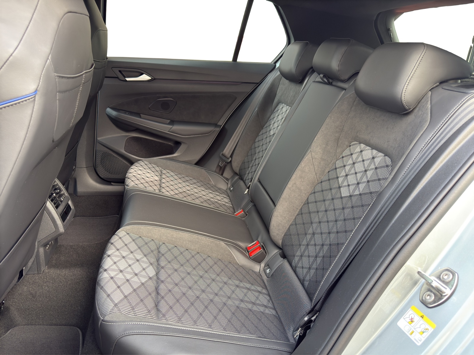 VW Golf 1.5 e TSI mHEV R-Line DSG-image-10