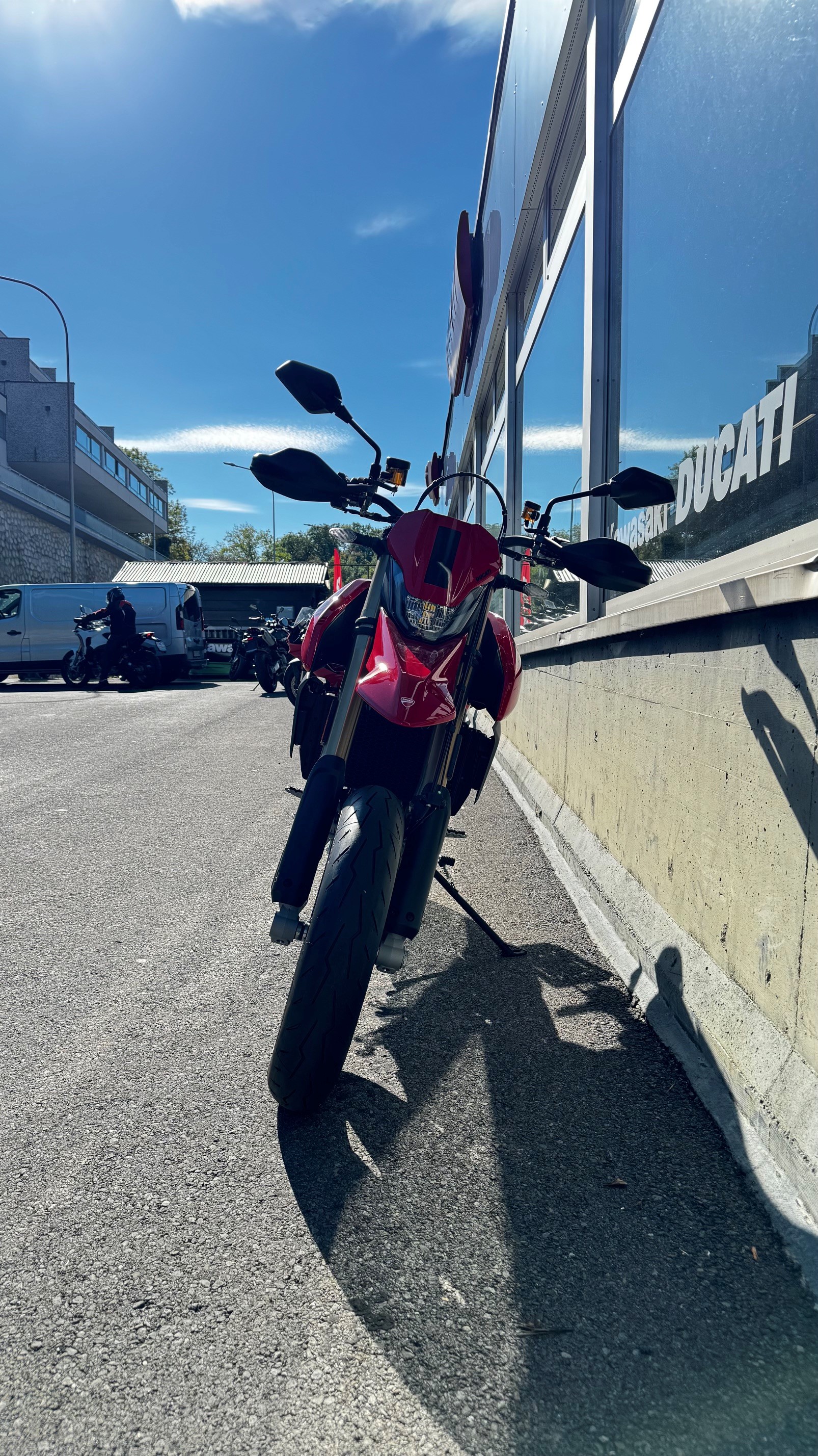 DUCATI Hypermotard 698 Mono-showroom-element-2
