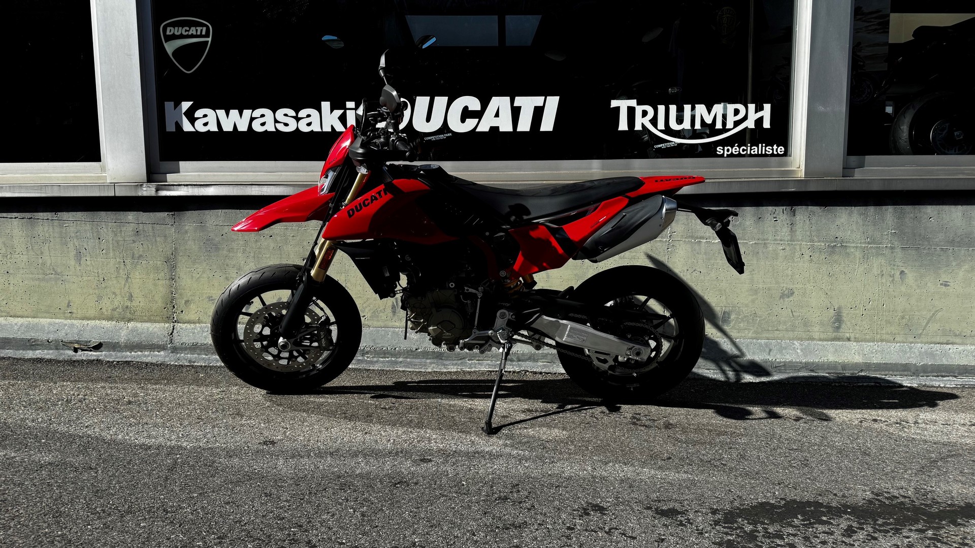 DUCATI Hypermotard 698 Mono-showroom-element-1
