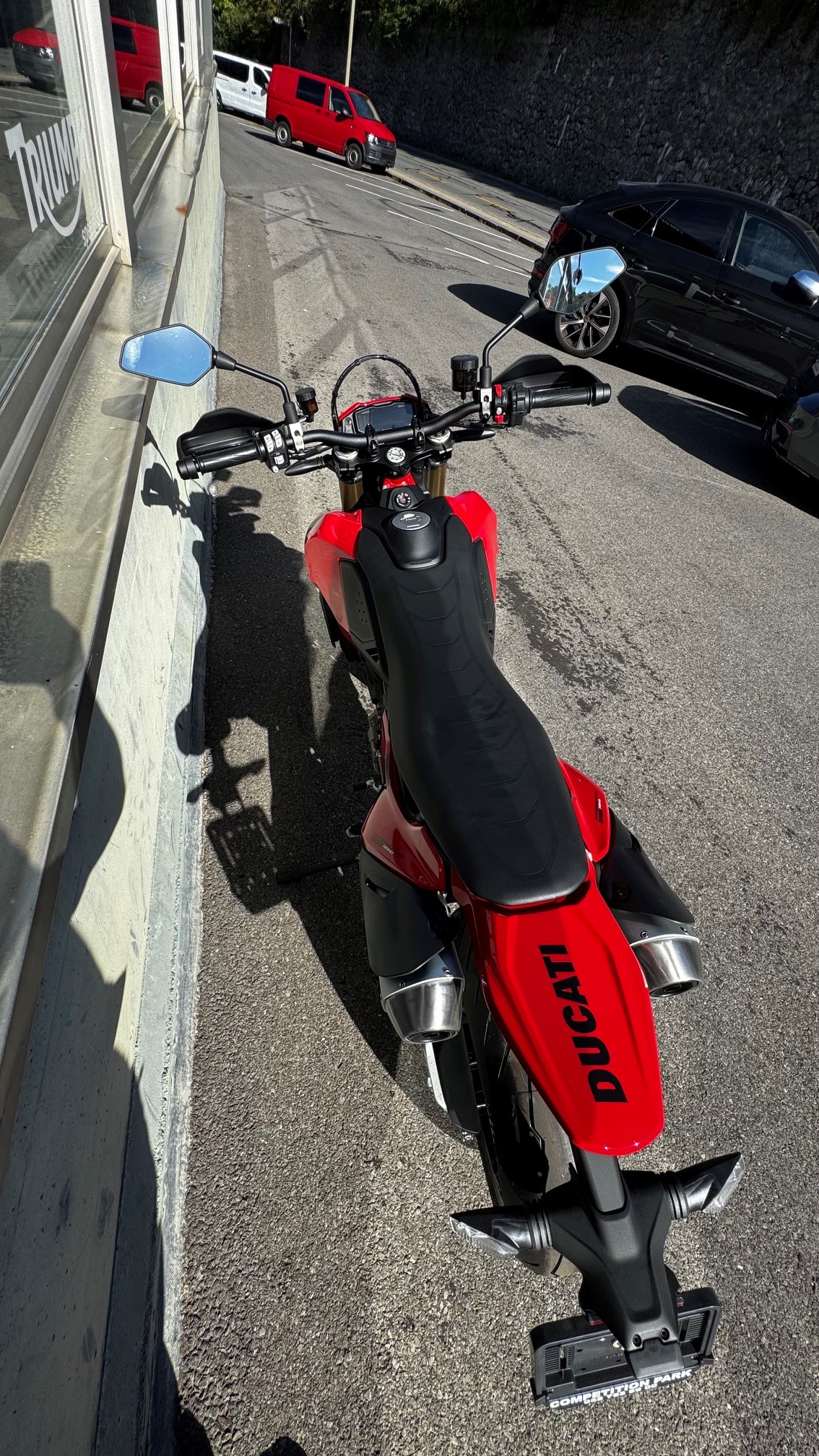DUCATI Hypermotard 698 Mono-showroom-element-3