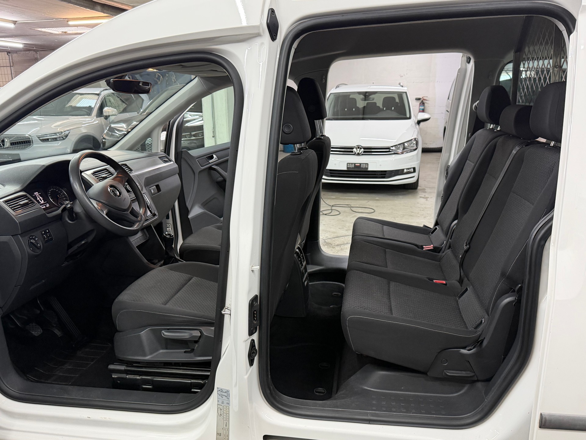 VW Caddy Maxi 2.0 TDI-image-8
