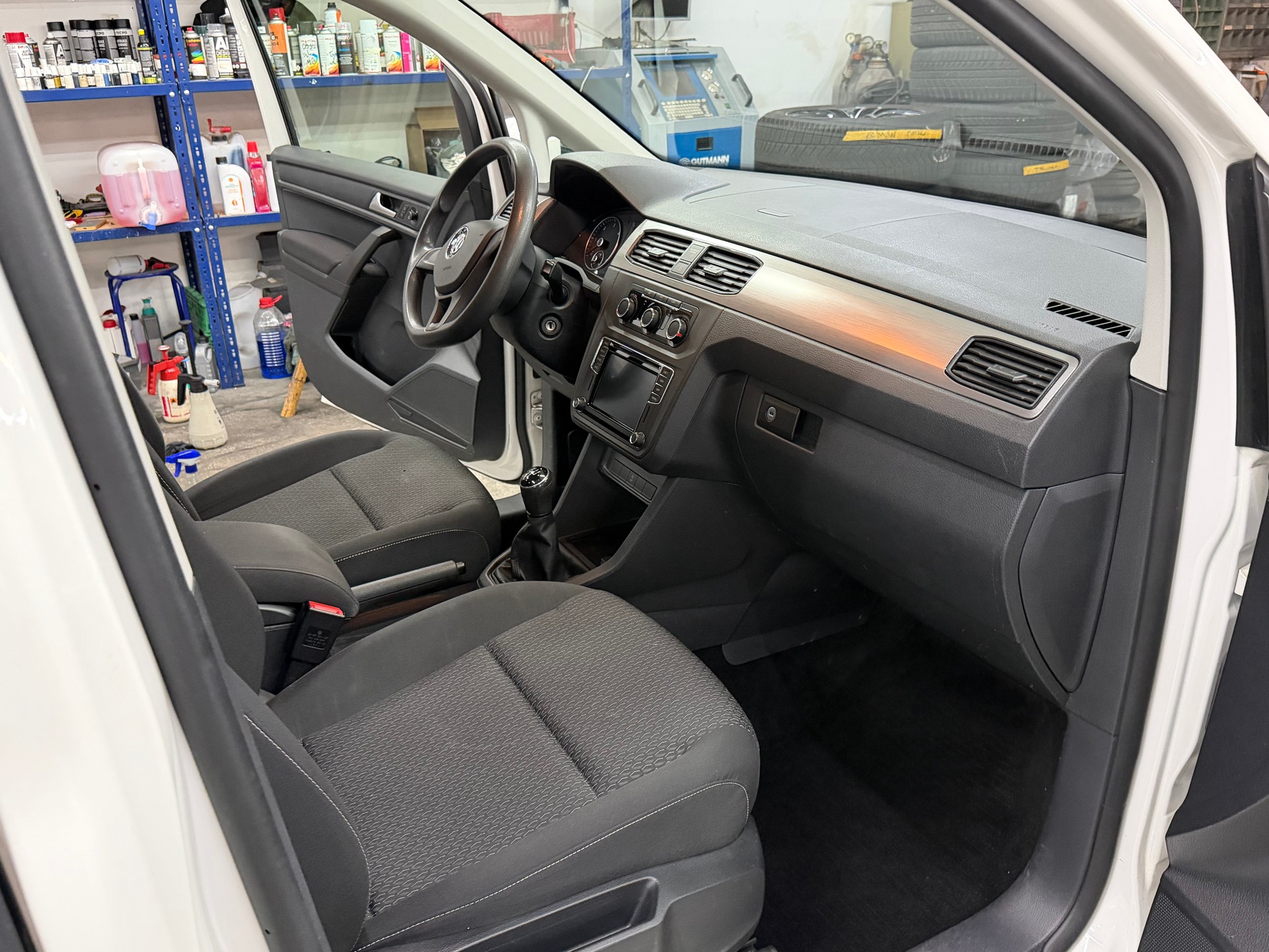 VW Caddy Maxi 2.0 TDI-image-13