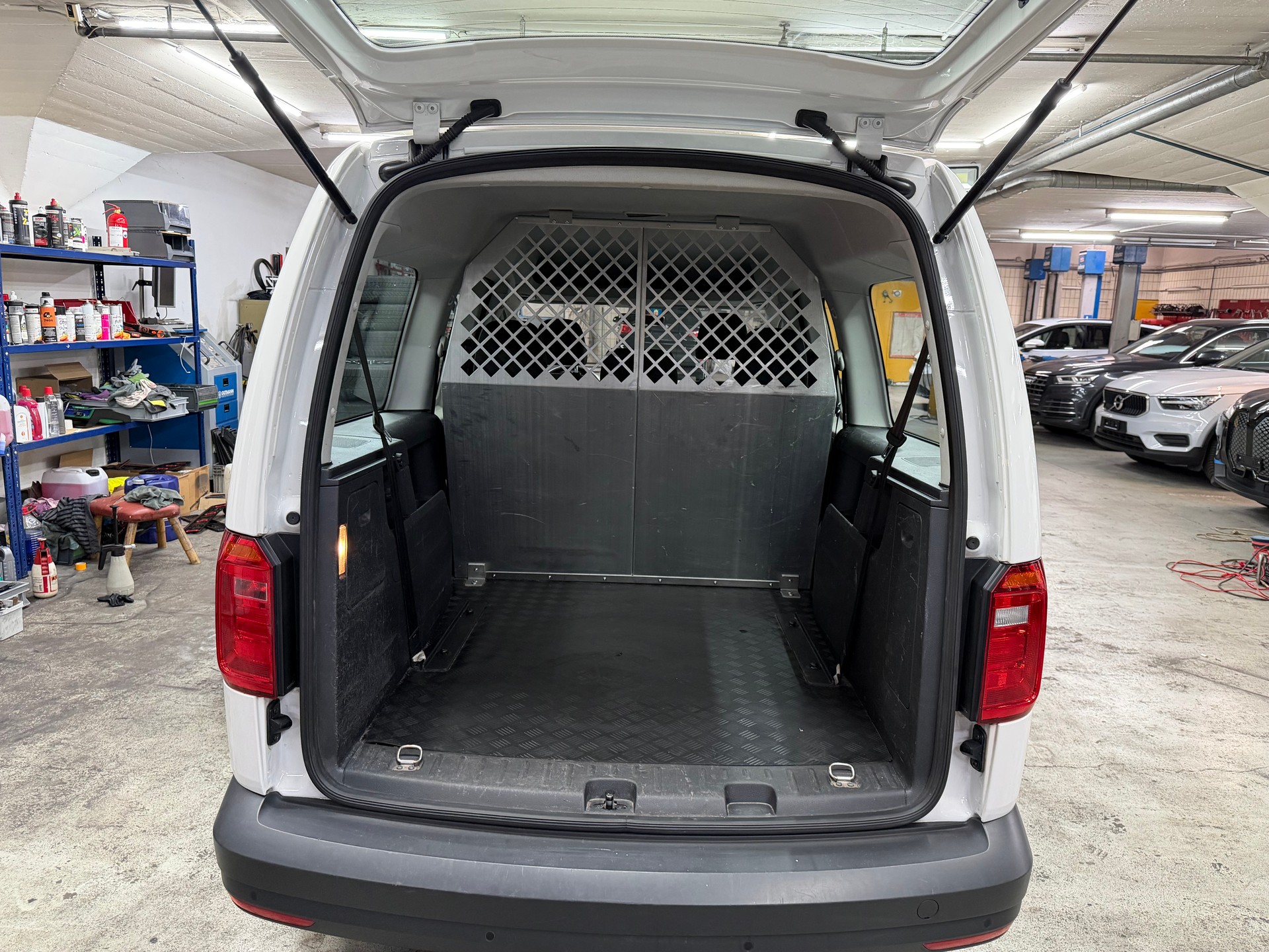 VW Caddy Maxi 2.0 TDI-image-12