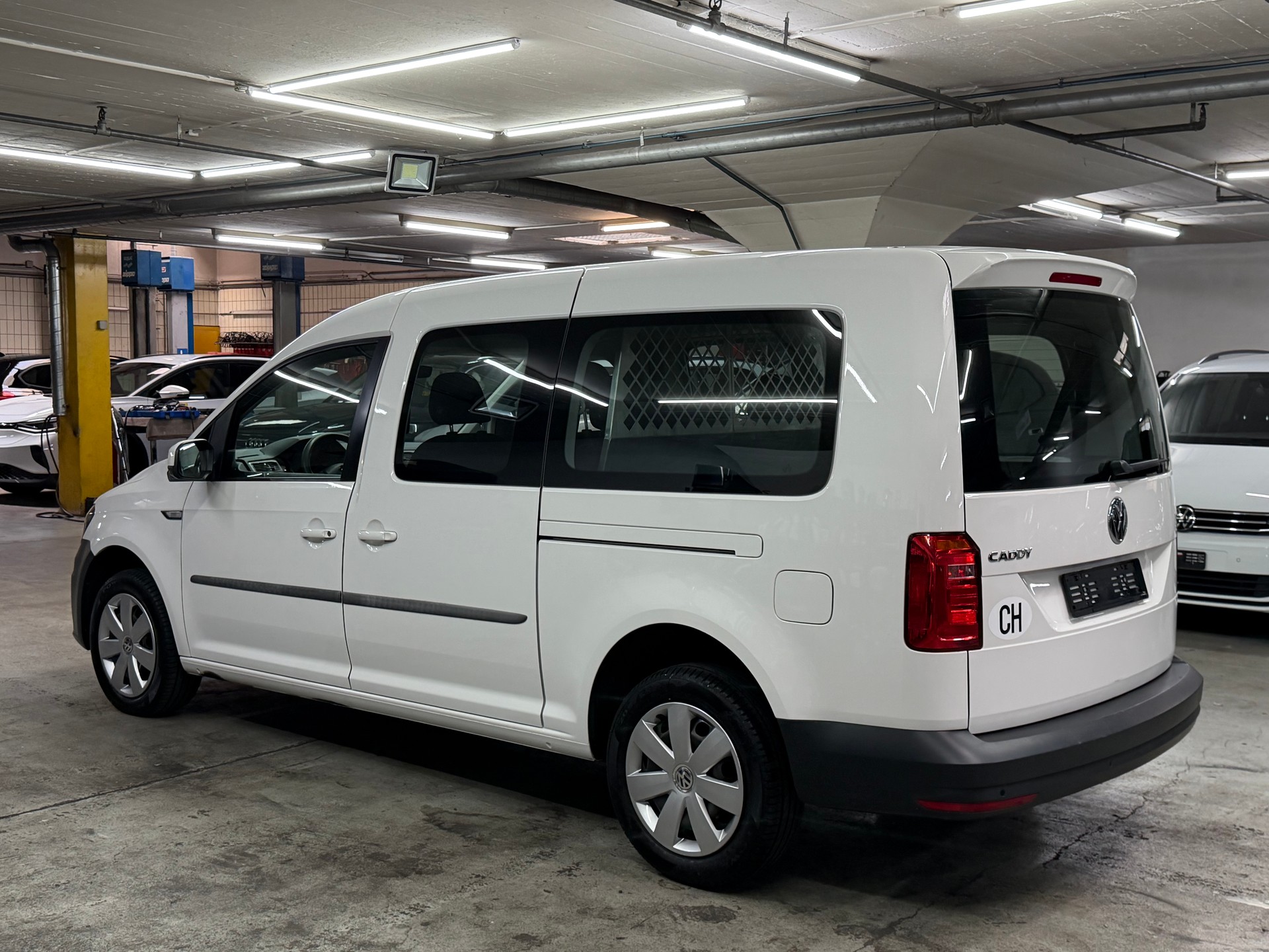 VW Caddy Maxi 2.0 TDI-image-3