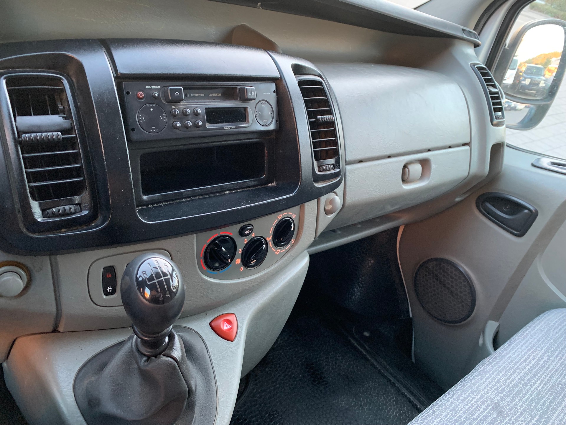 RENAULT Trafic 2.0 dCi 90 2.7t L1H1-image-10