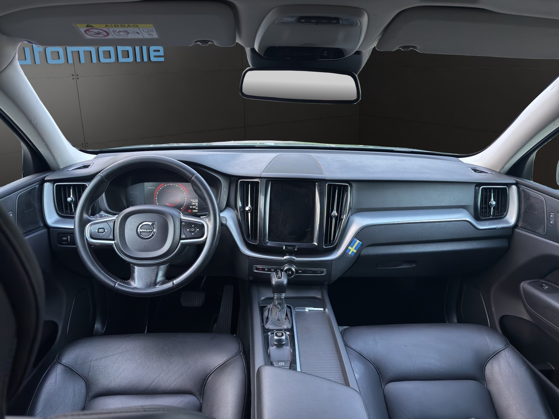 VOLVO XC60 T5 AWD Momentum Geartronic-image-3