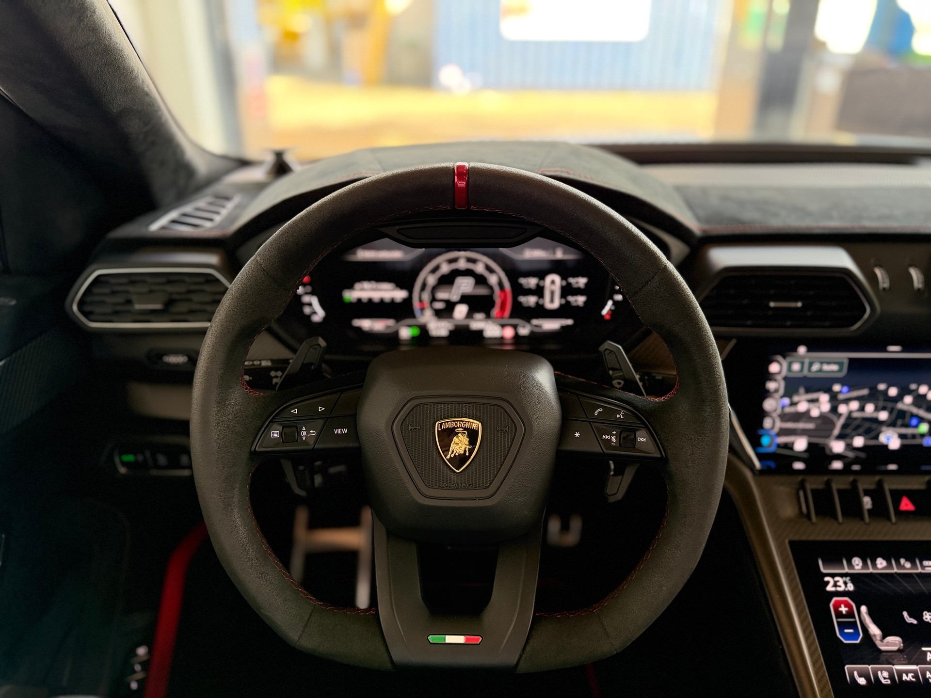LAMBORGHINI Urus Performante ( CH AUTO ) 666 PS + ABSOLUT FULL OPTION !-image-24