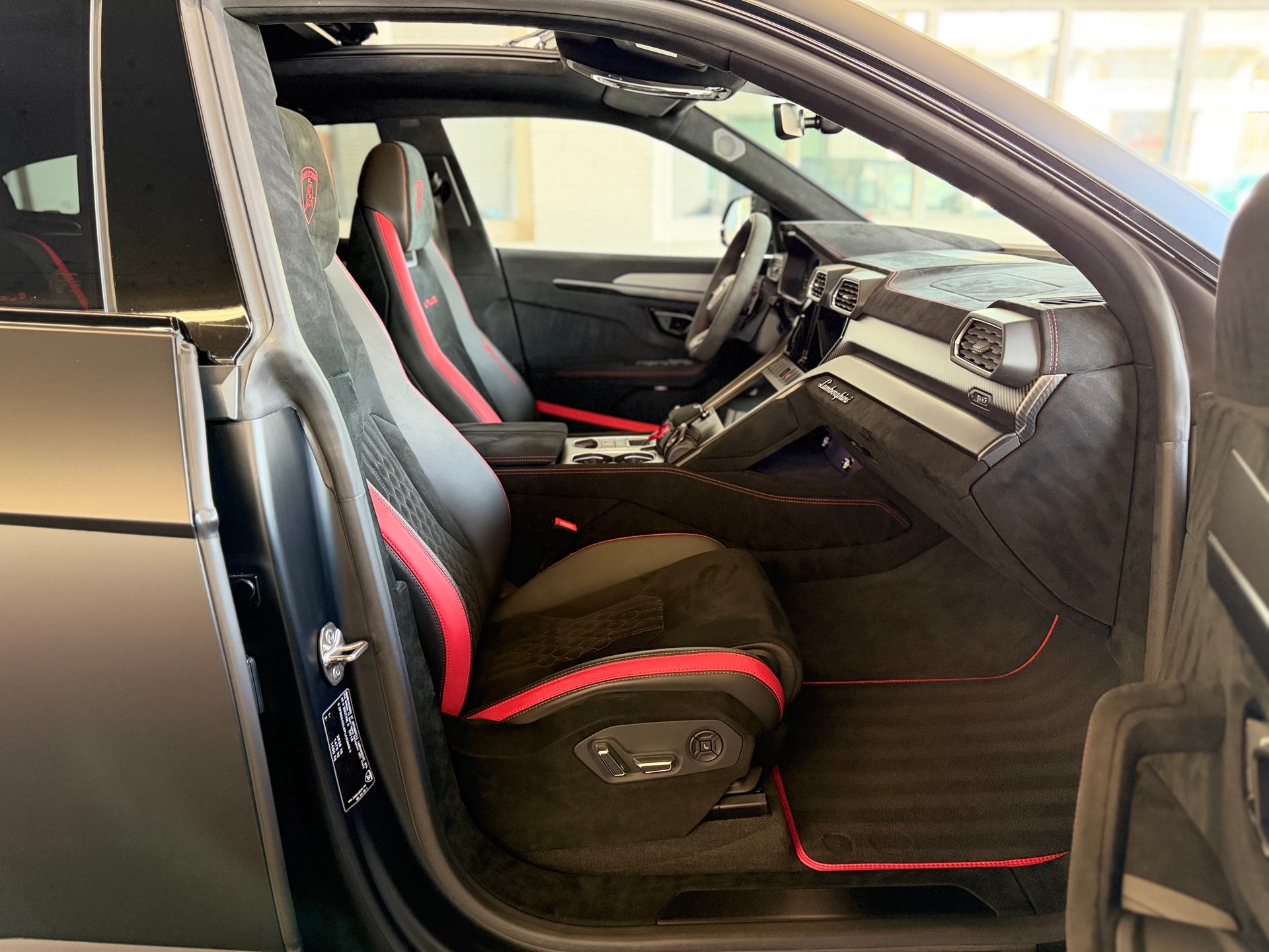 LAMBORGHINI Urus Performante ( CH AUTO ) 666 PS + ABSOLUT FULL OPTION !-image-14