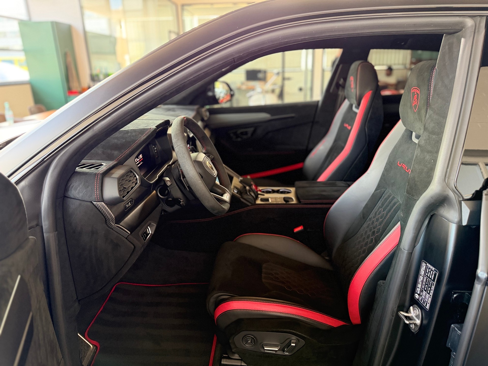 LAMBORGHINI Urus Performante ( CH AUTO ) 666 PS + ABSOLUT FULL OPTION !-image-19