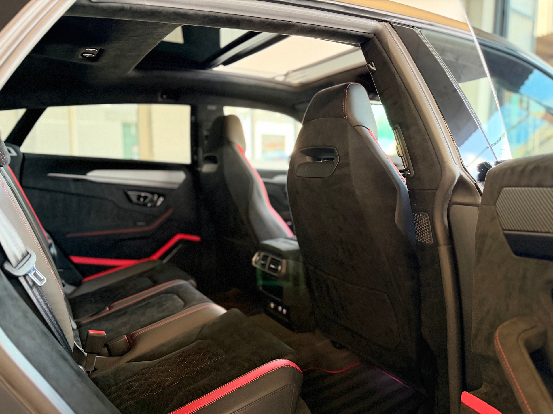 LAMBORGHINI Urus Performante ( CH AUTO ) 666 PS + ABSOLUT FULL OPTION !-image-17