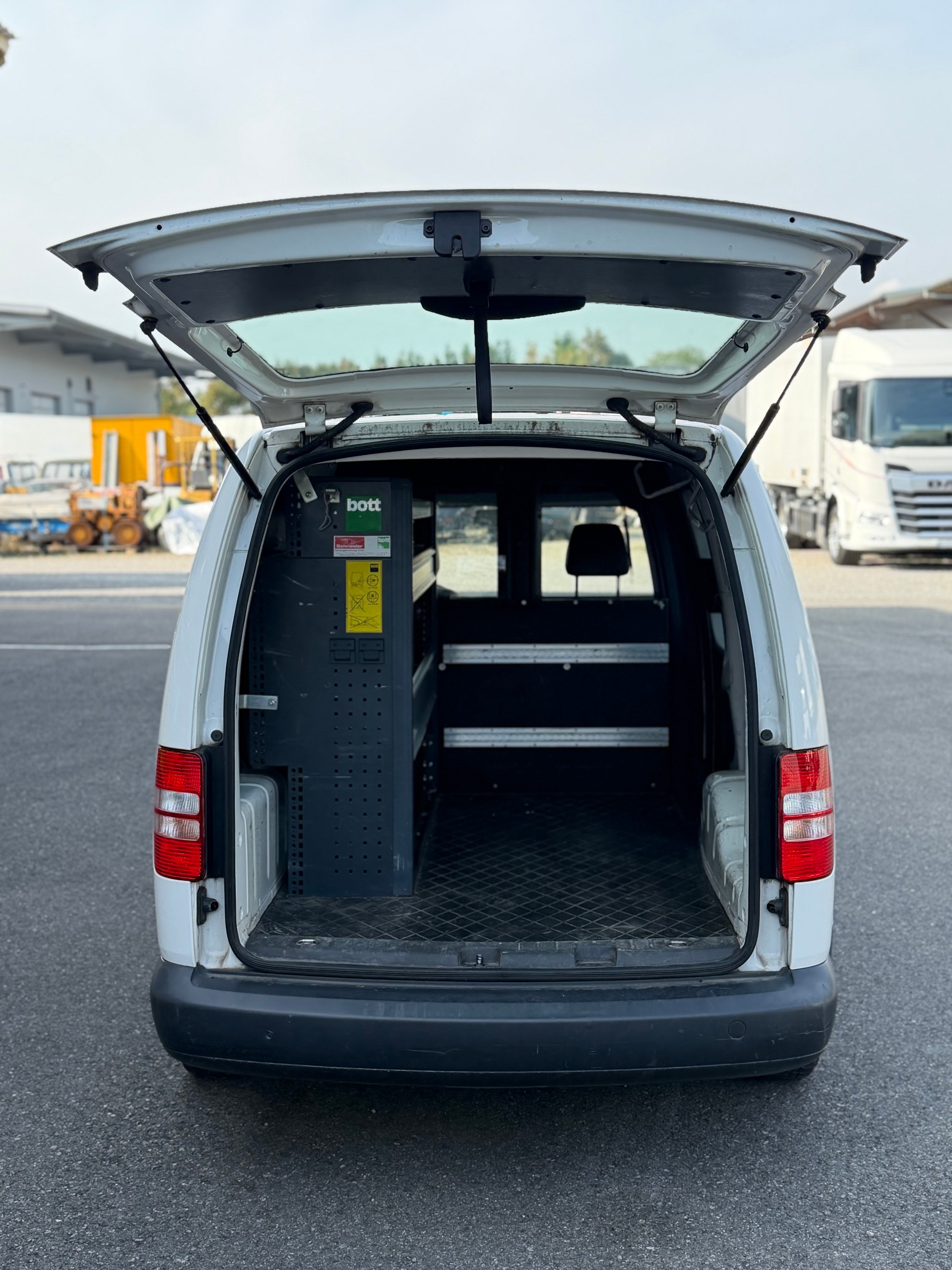 VW Caddy Maxi 1.6 TDI-image-11